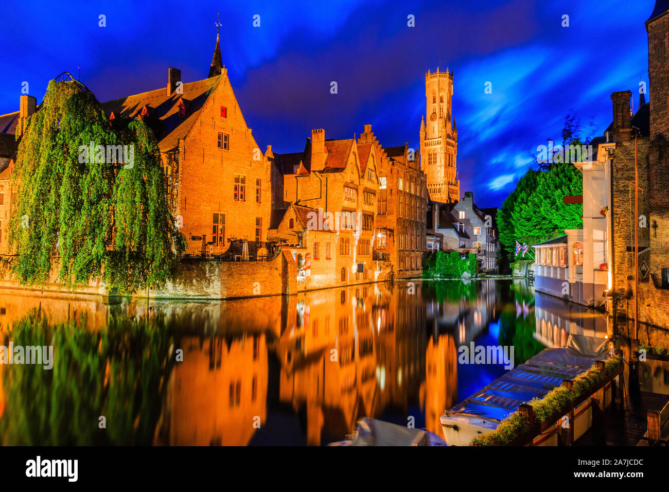 Bruges, Belgique. La Rozenhoedkaai canal de Bruges avec le beffroi en arrière-plan. Banque D'Images