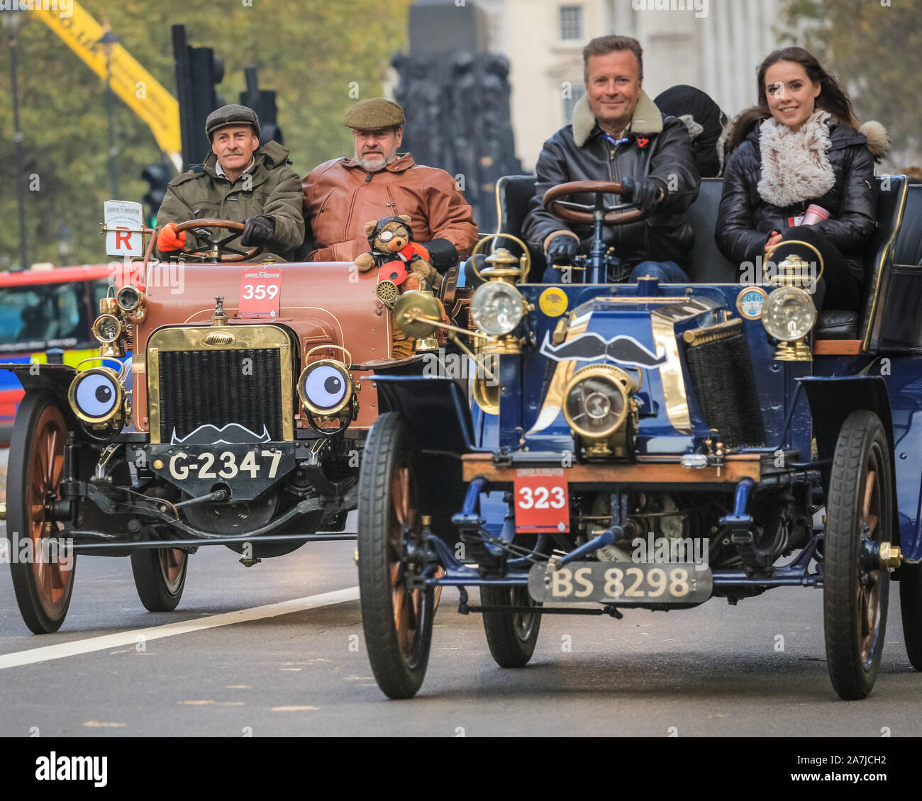 Londres, Royaume-Uni, 06th Nov 2019. Une Renault 1904 (à droite) est rejoint par un 1904 Albion (à gauche) sur Whitehall. Le Monde le plus ancien événement automobile, Bonhams Londres à Brighton Veteran Car Run, voit un nombre impressionnant de voitures pré-1905 est parti de Hyde Park, via le centre commercial et l'Admiralty Arch, Whitehall et Westminster, puis le long d'une épopée 60 mile route jusqu'à Brighton. Credit : Imageplotter/Alamy Live News Banque D'Images