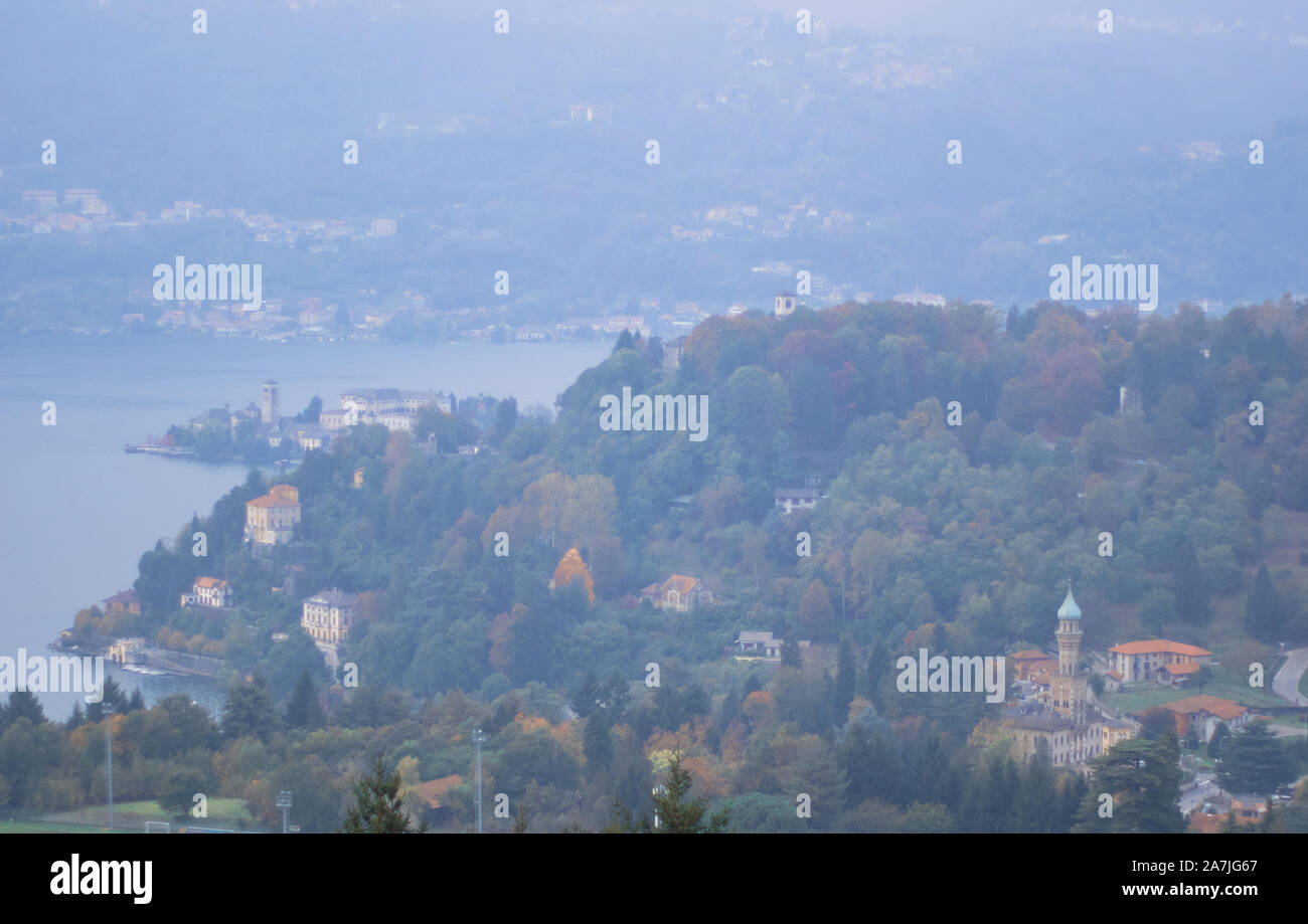 Paysage d'automne spectaculaire avec un peu de brume sur le lac d'Orta, depuis les montagnes surplombant.Piémont - Italie Banque D'Images