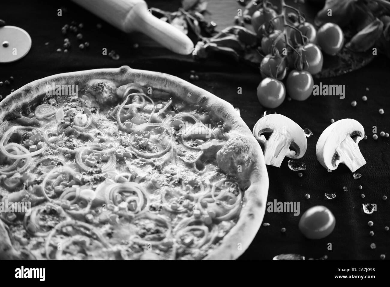 Délicieux italien pizza au thon avec des ingrédients frais et savoureux Banque D'Images