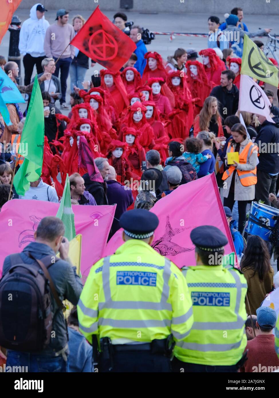 La Brigade rouge arrivent à Trafalgar Square au cours de la rébellion rouge de protestation. Banque D'Images