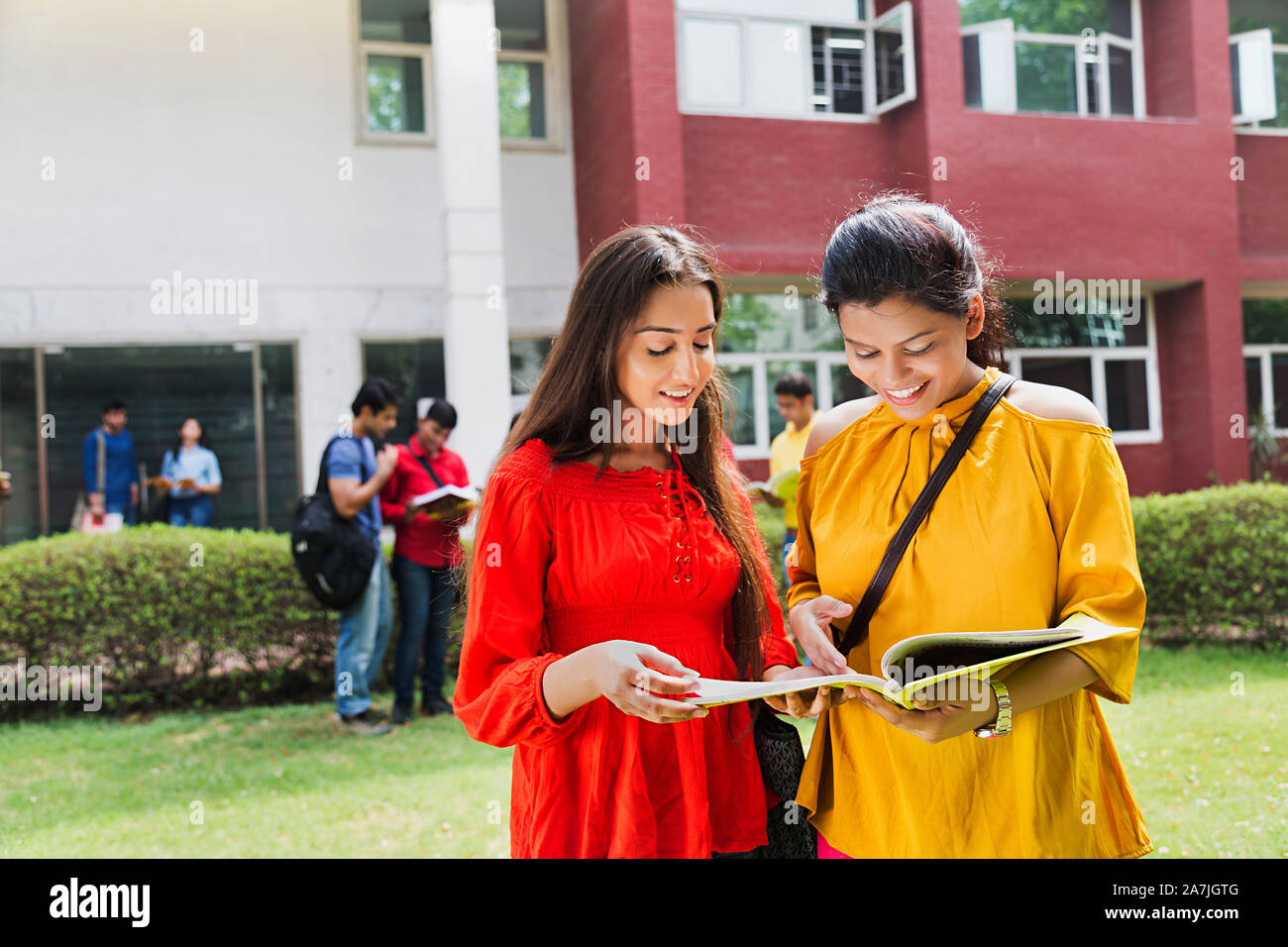 Deux jeunes femmes College Student Amis Lire livre ensemble l'étude de l'éducation Campus Universitaire In-Outside Banque D'Images