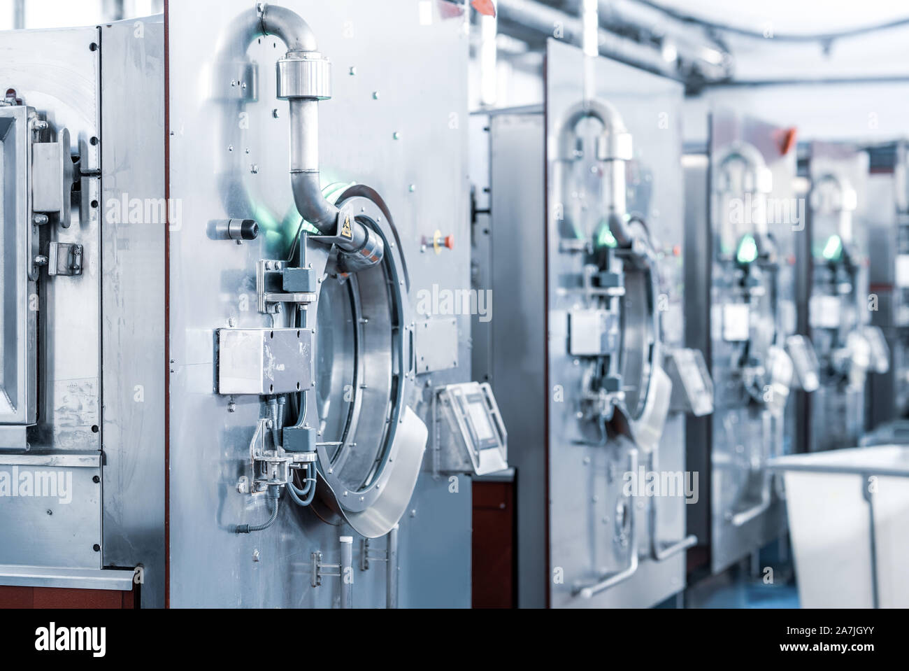 Machine de lavage industriel pour laver une grande quantité de textiles. Banque D'Images