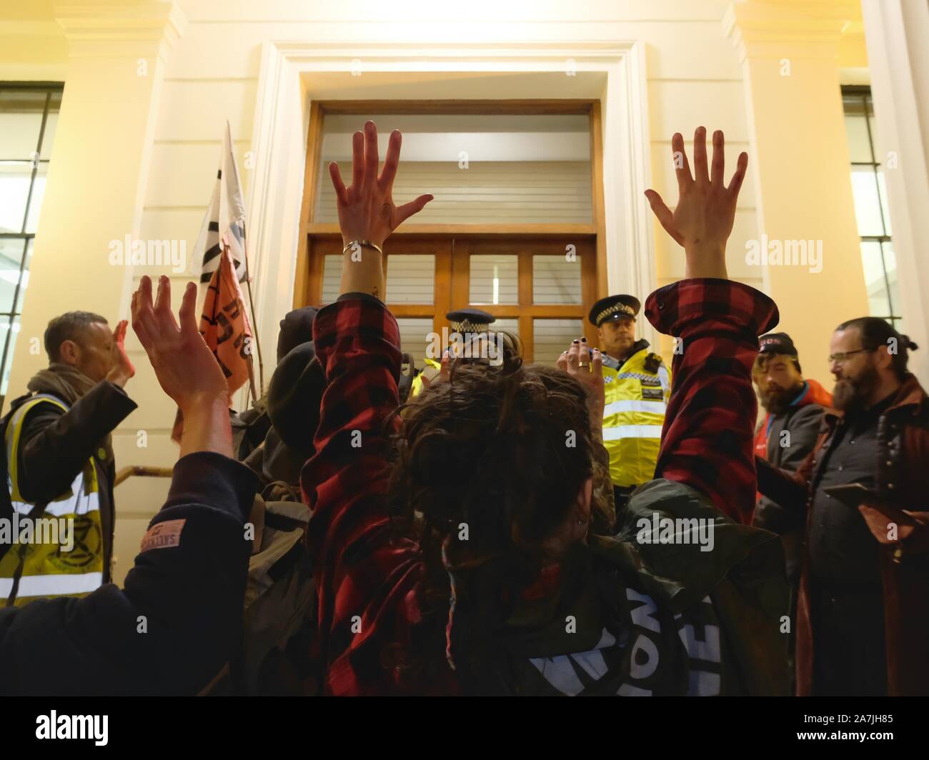La protestation de la Rébellion rouge de la Rébellion d'extinction a vu des militants tenter de se remettre au commissariat de police de Charring Cross. Banque D'Images