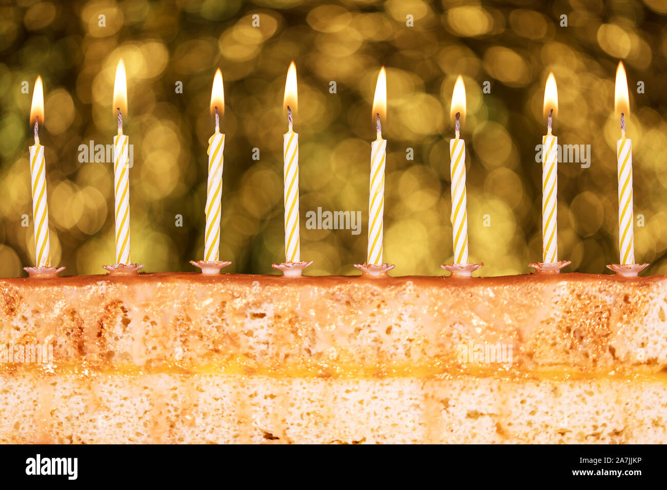 Gâteau de fête pour le Nouvel An ou un anniversaire d'or Banque D'Images