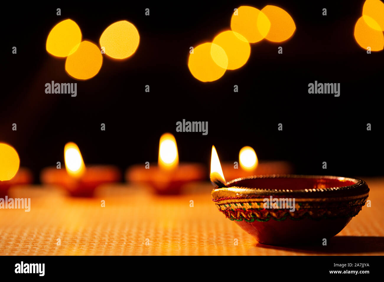 Close-up diya éclairage Lampe à huile pendant les célébrations de Diwali Festival en-Inde Banque D'Images