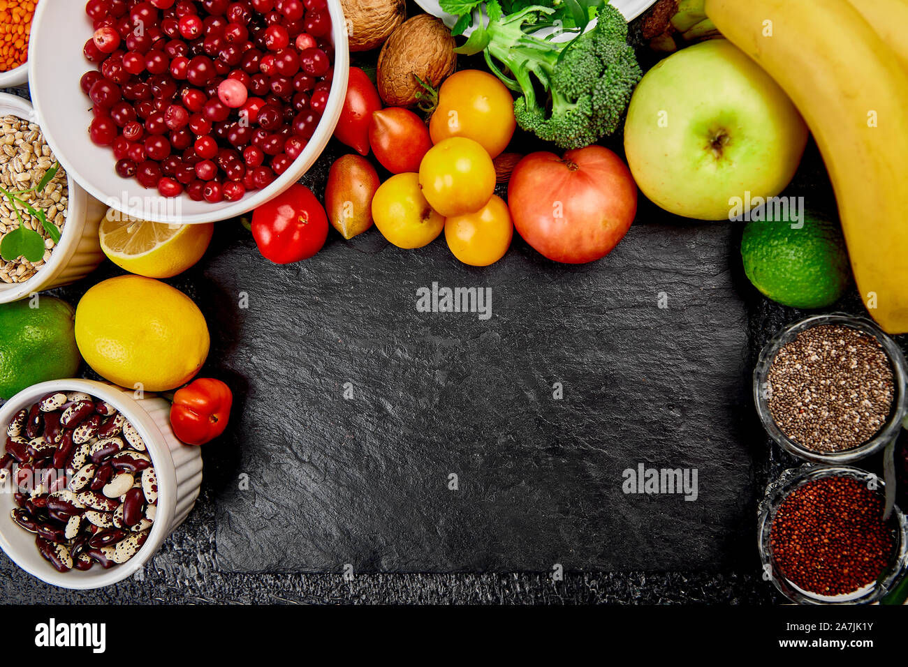 Diète alcaline de la nourriture, de l'alimentation. Végétarien sain, cuisson des aliments de saison automne arrière-plan. Mise à plat de légumes d'automne et d'herbes sur le béton gris Banque D'Images
