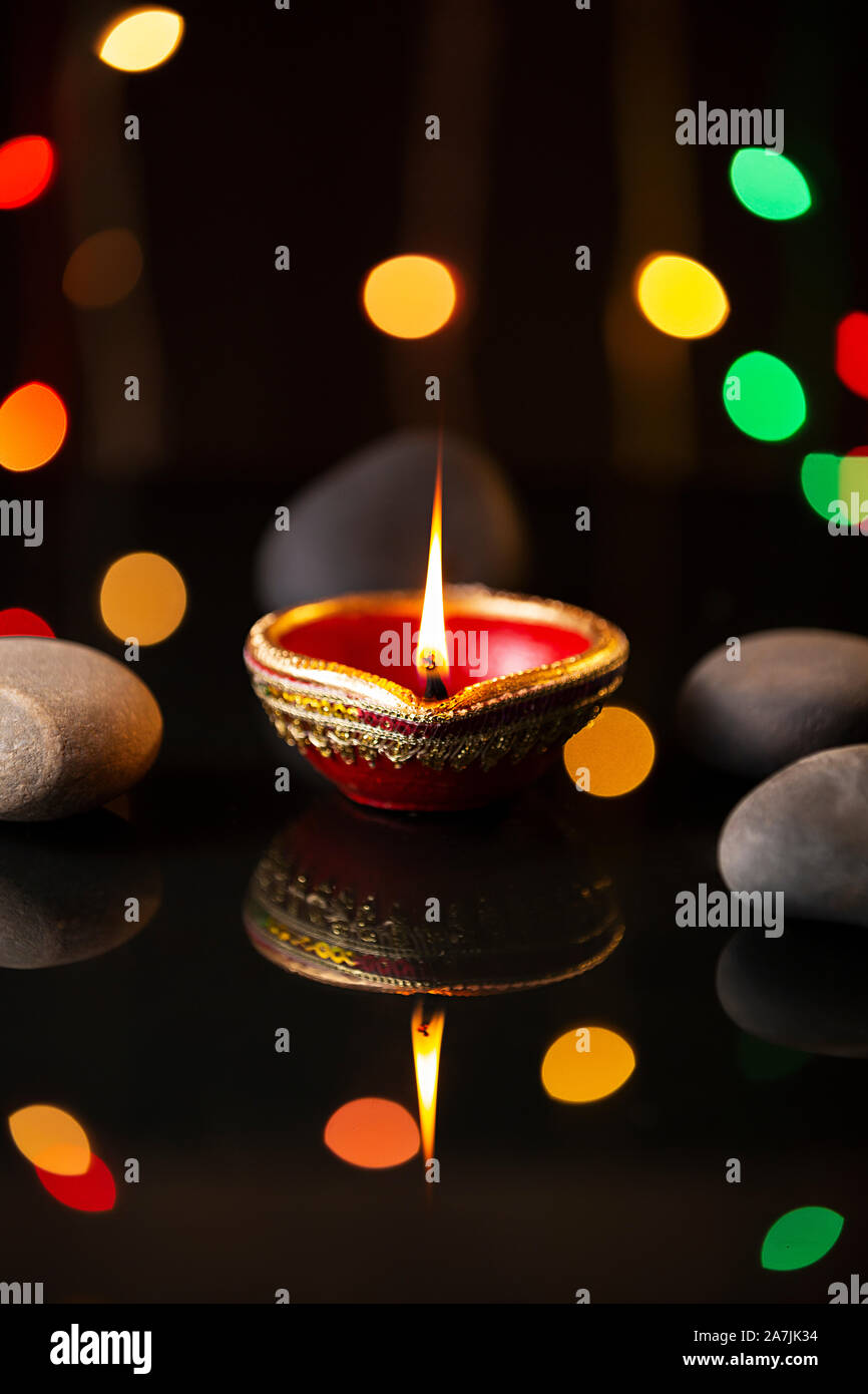 Diya gravure lampes à huile avec éclairage Pierre Durning Diwali Festival Célébration Personne n Banque D'Images