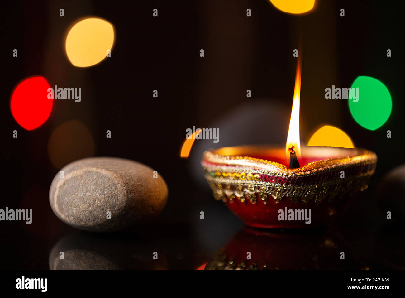 Personne n'a tourné Burning Diya-lampe d'huile avec l'éclairage de Pierre au cours de la célébration du festival du Diwali Banque D'Images