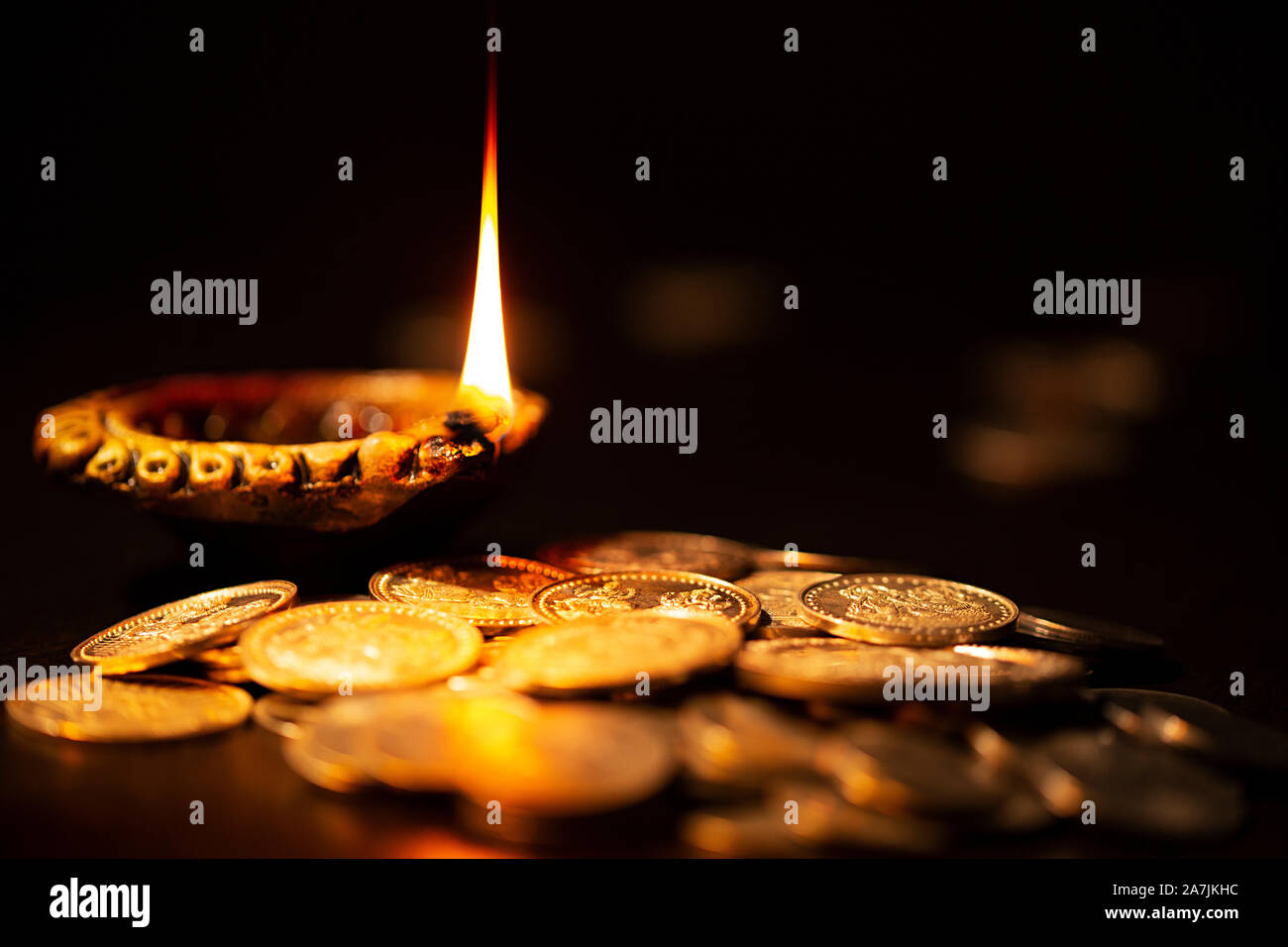 Close-up Diwali Diya Oil-Lamp avec des pièces d'or au cours de la célébration du festival du Diwali Banque D'Images