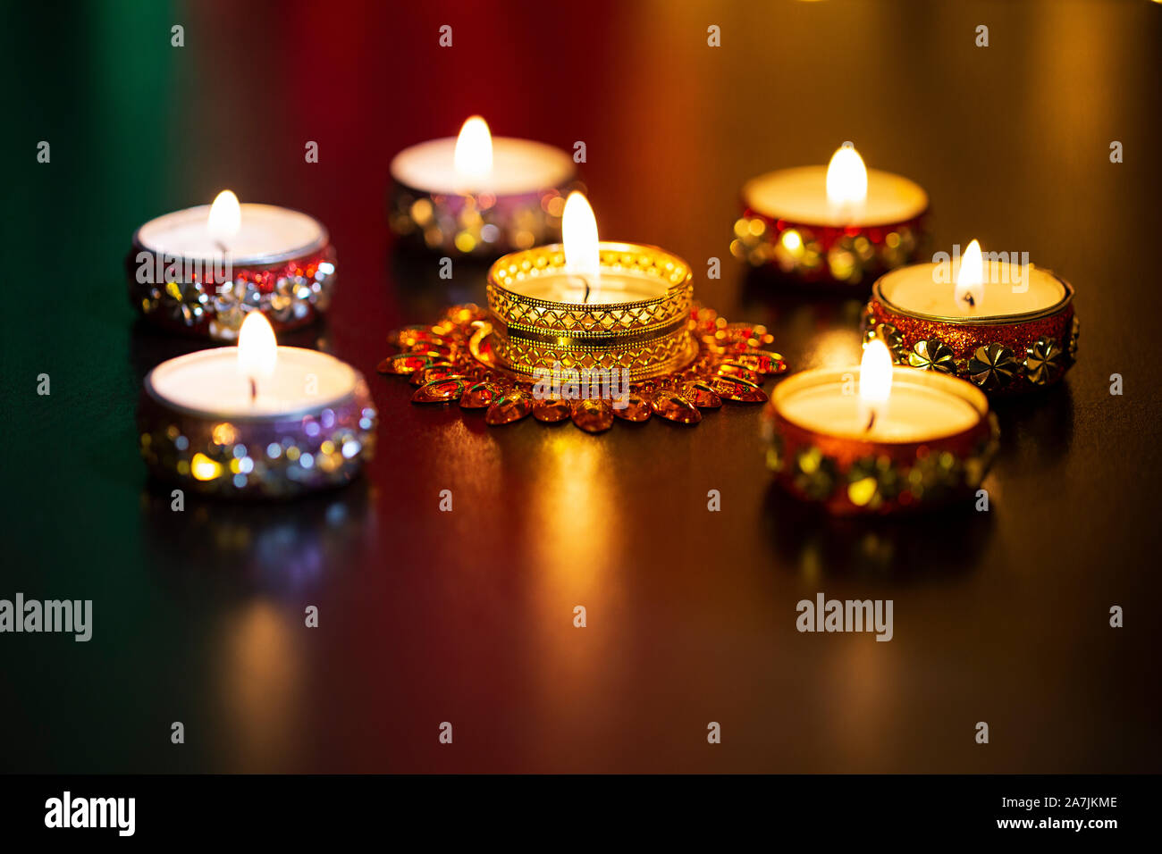 Bougie allumée avec lumières floues pendant Indian festival du Diwali  en-Inde Photo Stock - Alamy