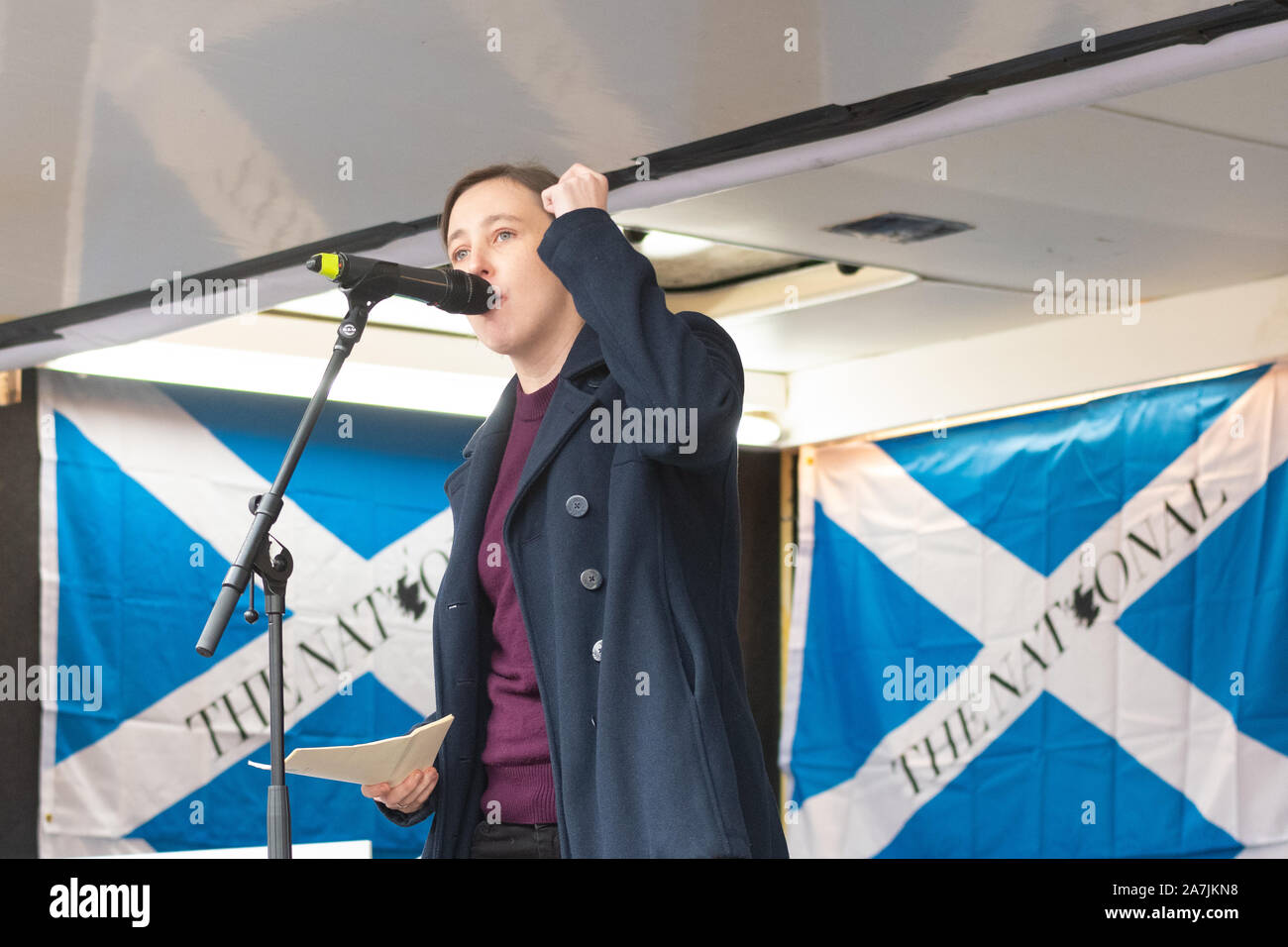 Mhairi MP Noir parlant à l'indyref 2020 rallye de l'indépendance, George Square, Glasgow, Scotland, UK - 2 novembre 2019 : Banque D'Images