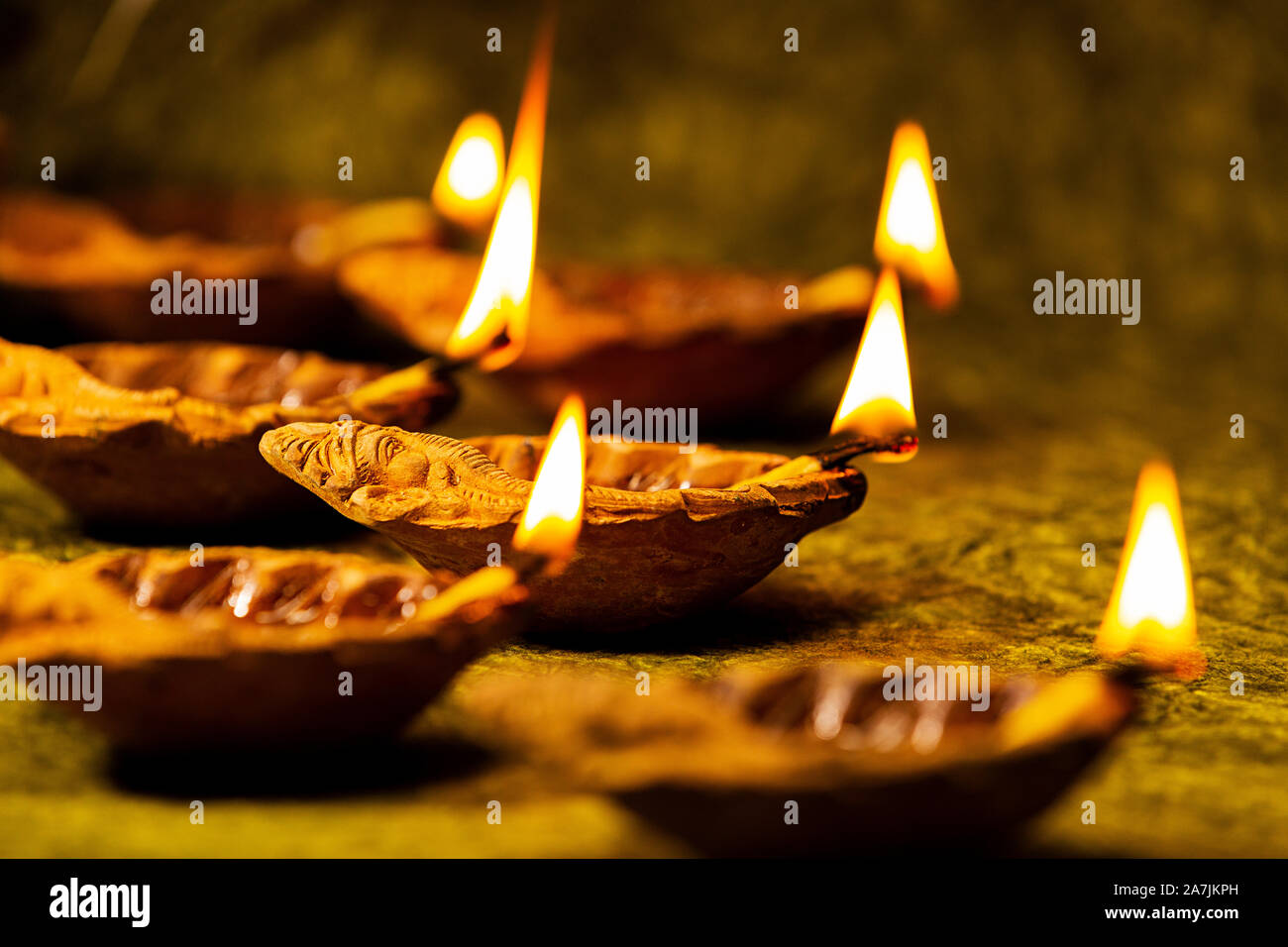 Gros plan lampe à huile allumée Diya pendant les fêtes du festival de Diwali en Inde Banque D'Images