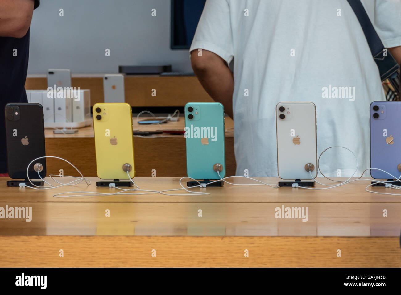 Nouvelle version de l'Iphone sont démontrés, d'attente pour les consommateurs à l'expérience, dans un Apple store à Shanghai, Chine, le 20 septembre 2019. *** Loca Banque D'Images