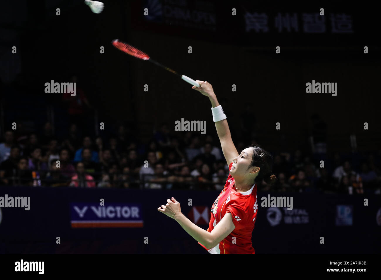 Joueur de badminton professionnel sud-coréen Sung Ji-hyun est en concurrence contre joueur de badminton professionnel chinois Cai Yanyan lors de la première série des femmes" Banque D'Images