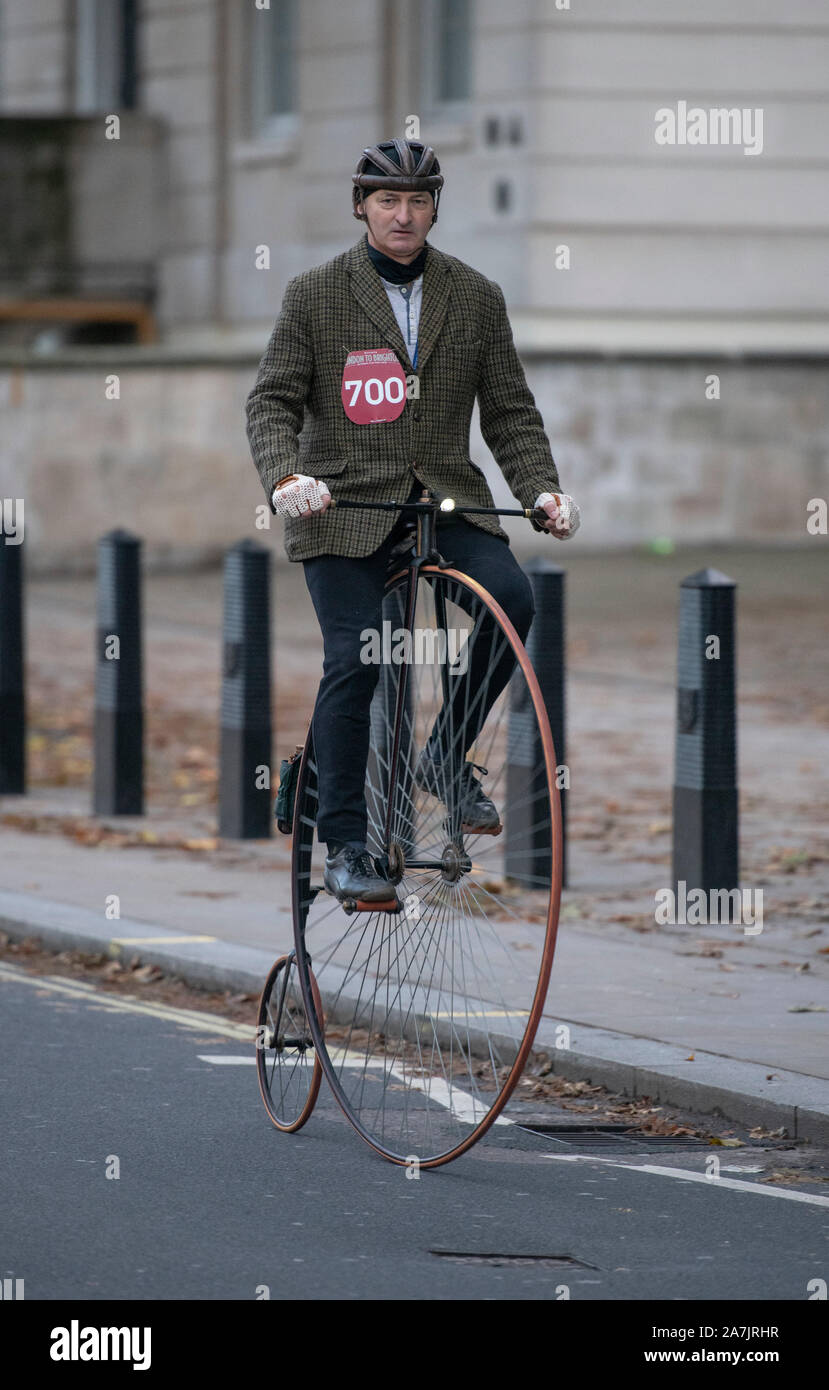 Whitehall, Londres, Royaume-Uni. 3 novembre 2019. Début de la 123e anniversaire démarreurs sur Bonhams Londres à Brighton Veteran Car Run arrivent à Whitehall dans une semi-obscurité avec feu de croisement sur leur voyage à 60 milles de la côte sud. De droit : 1881 cycle Express Manchester. Credit : Malcolm Park/Alamy Live News. Banque D'Images Whitehall, Londres, Royaume-Uni. 3 novembre 2019. Début de la 123e anniversaire démarreurs sur Bonhams Londres à Brighton Veteran Car Run arrivent à Whitehall dans une semi-obscurité avec feu de croisement sur leur voyage à 60 milles de la côte sud. De droit : 1881 cycle Express Manchester. Credit : Malcolm Park/Alamy Live News. Banque D'Images