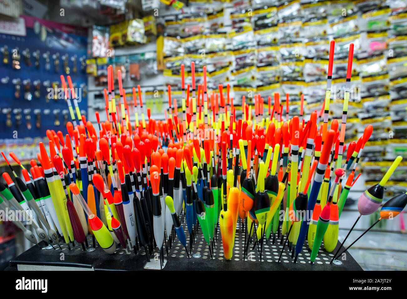 Attirail de pêche avec des flotteurs close-up dans un magasin de pêche, la Russie Kursk region Krasnoyarsk, octobre 2019. Banque D'Images