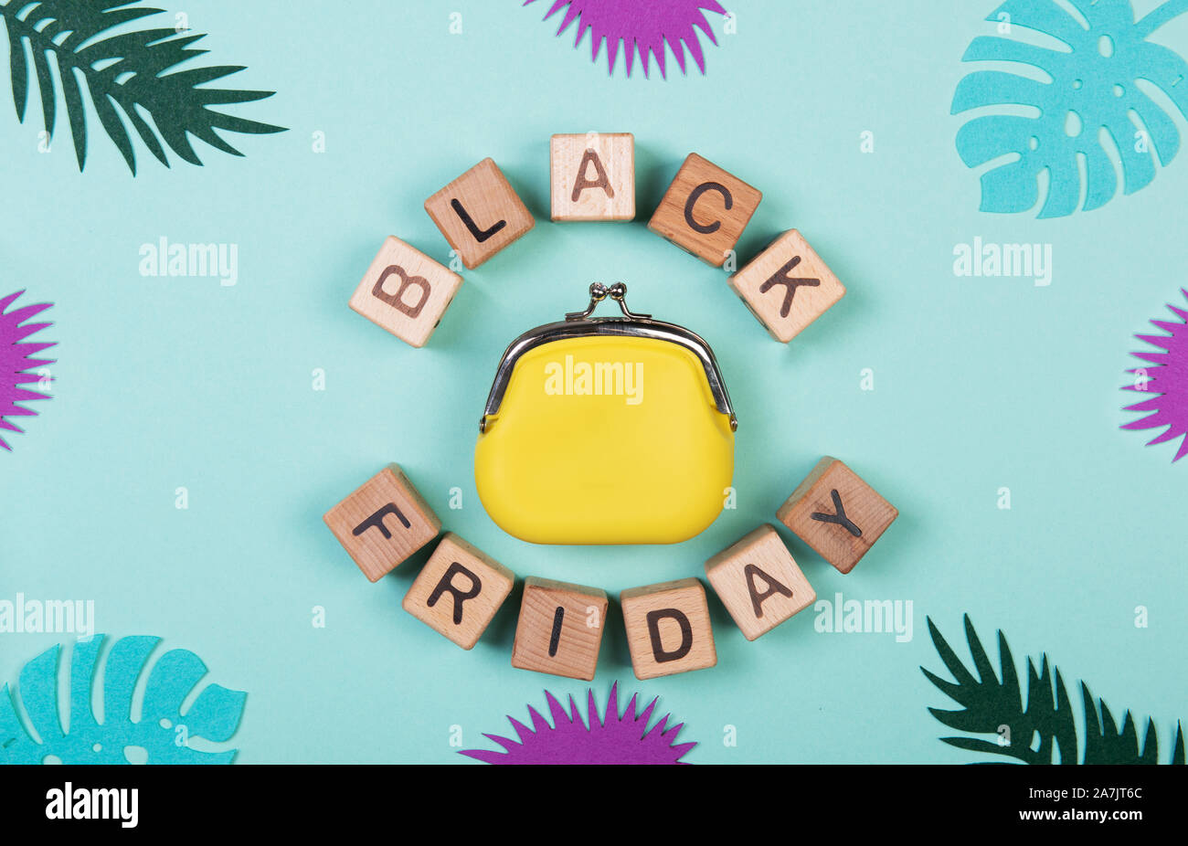 Le vendredi noir vente shopping concept alphabet sur des blocs de bois. Concept design pour les médias sociaux et bannières sur fond de menthe. Banque D'Images