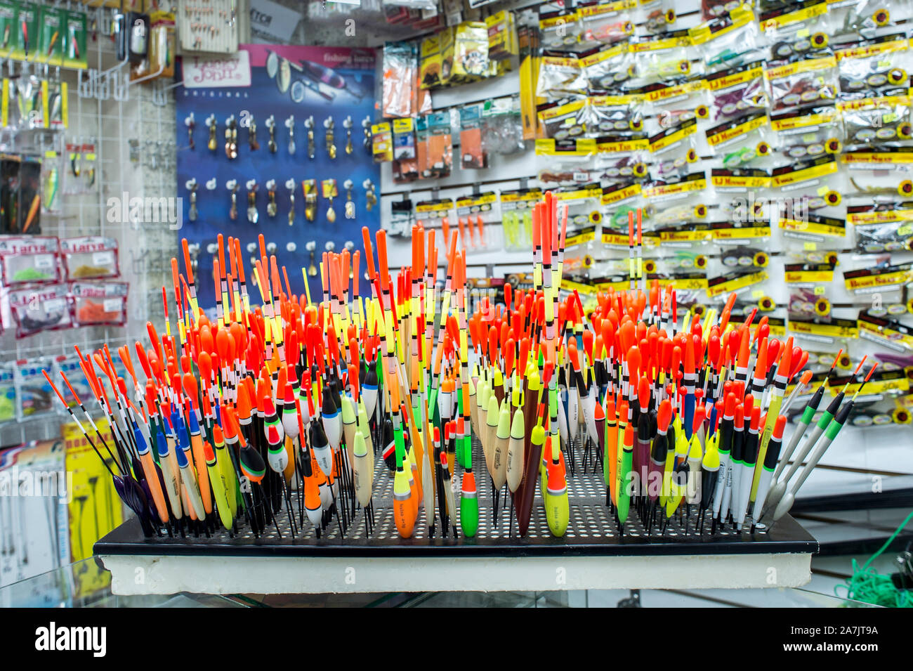 Attirail de pêche avec des flotteurs close-up dans un magasin de pêche, la Russie Kursk region Krasnoyarsk, octobre 2019. Banque D'Images