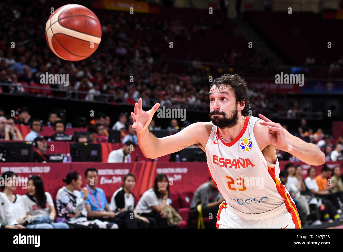 Sergio Llull de l'Espagne poursuit le bal à l'Espagne contre l'Australie de 2019 demi-finale de la Coupe du Monde de Basket-ball de la FIBA à Beijing, Chine, 13 septembre 2019. Banque D'Images