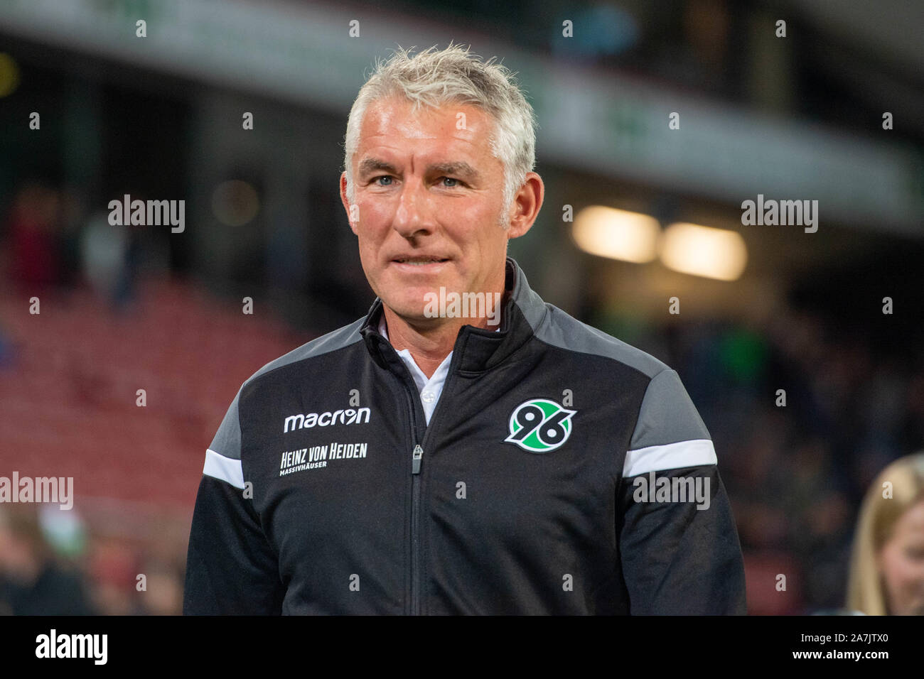 Hanovre 96 entraîneur Mirko SLOMKA se sépare de. Archovfoto : entraîneur Mirko SLOMKA (H), demi-longueur, Soccer 2. Bundesliga, 8.journée, Hanovre 96 (H) - 1.FC Nuremberg (N) 0 : 4, le 30.09.2019 à Hanovre/Allemagne. Å L'utilisation dans le monde entier | Banque D'Images