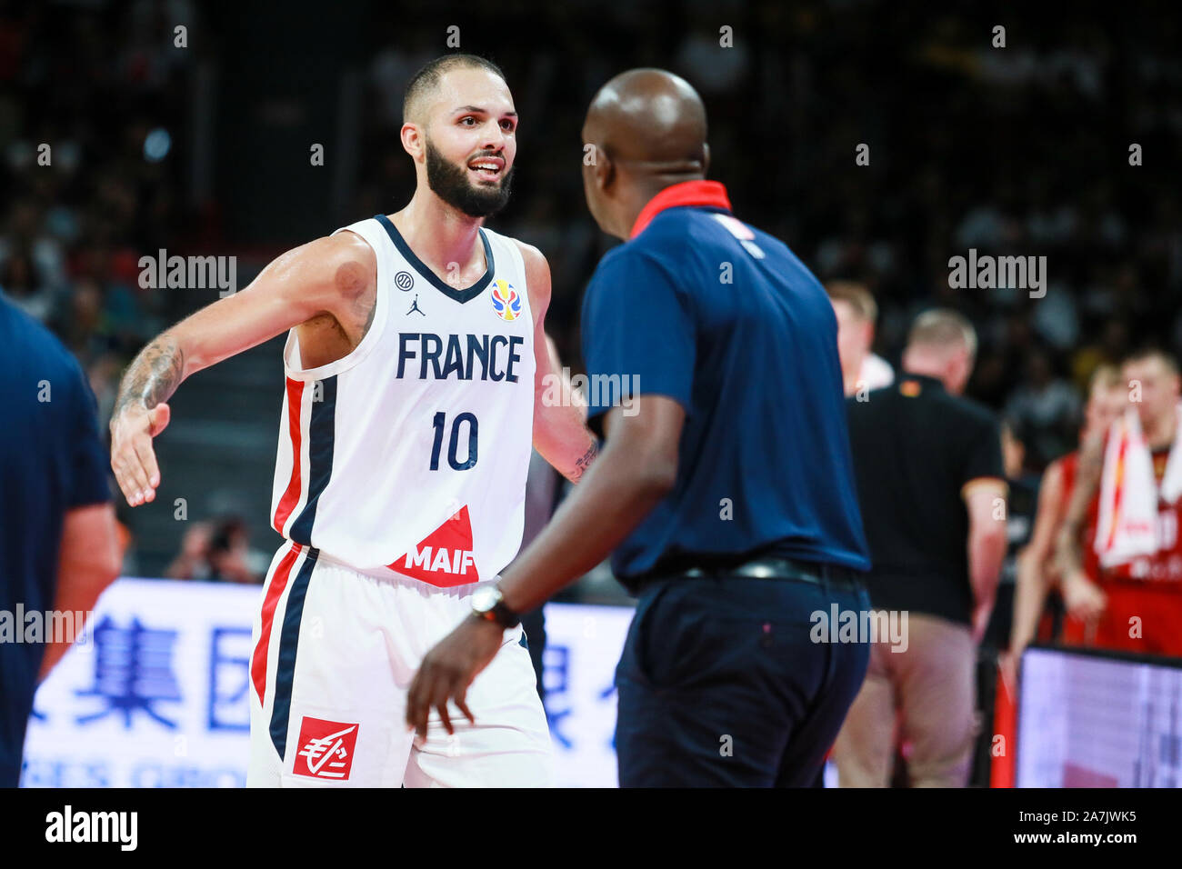 Evan Fournier, gauche, de France de basket-ball célèbre après avoir marqué contre l'équipe nationale de basket-ball de l'Allemagne dans le premier match de Banque D'Images