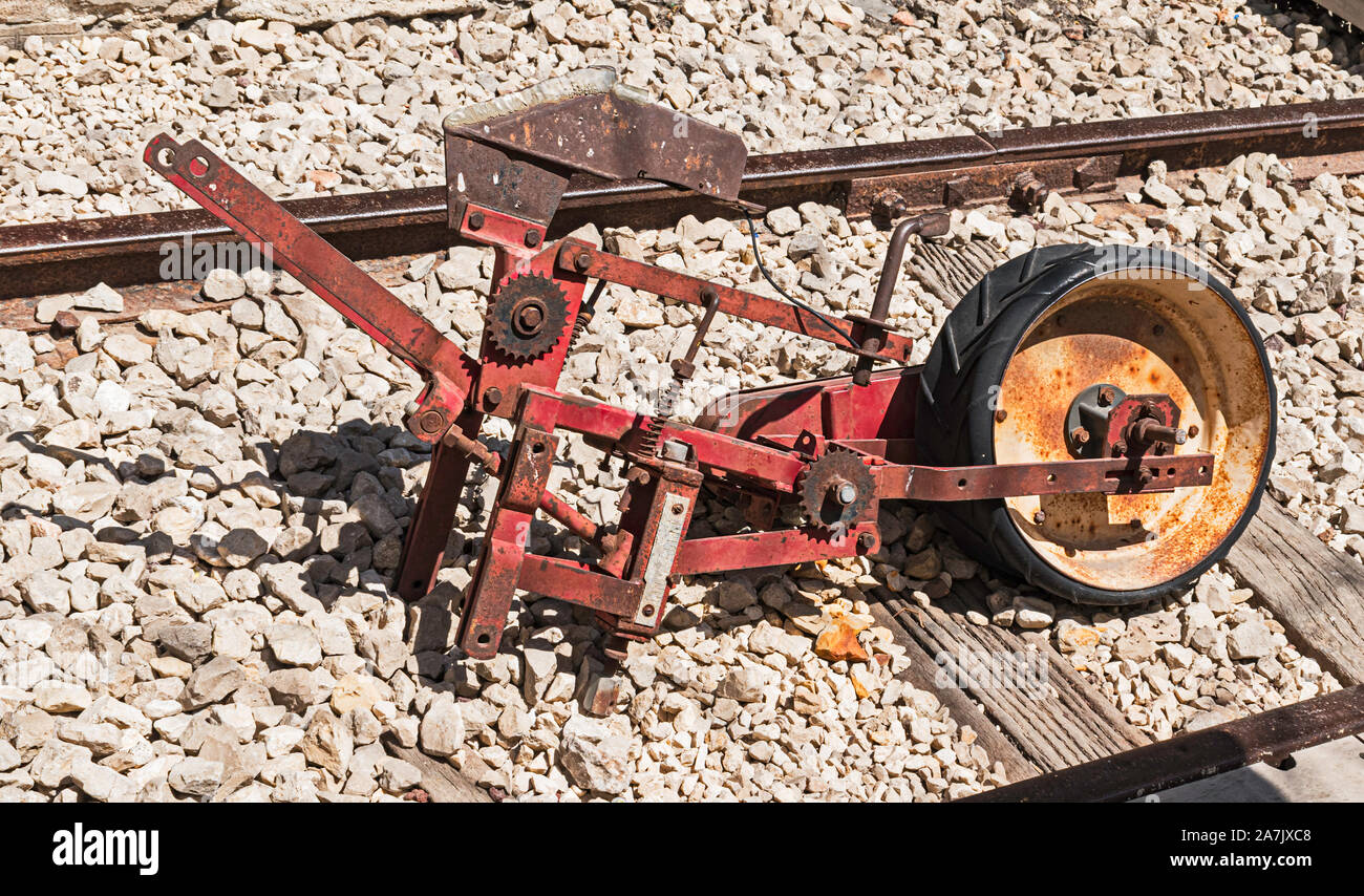 Une partie d'une inspection de la voie antique rouille rouge trolley réglage entre la voie ferrée à la première station de chemin de fer à Jérusalem Banque D'Images