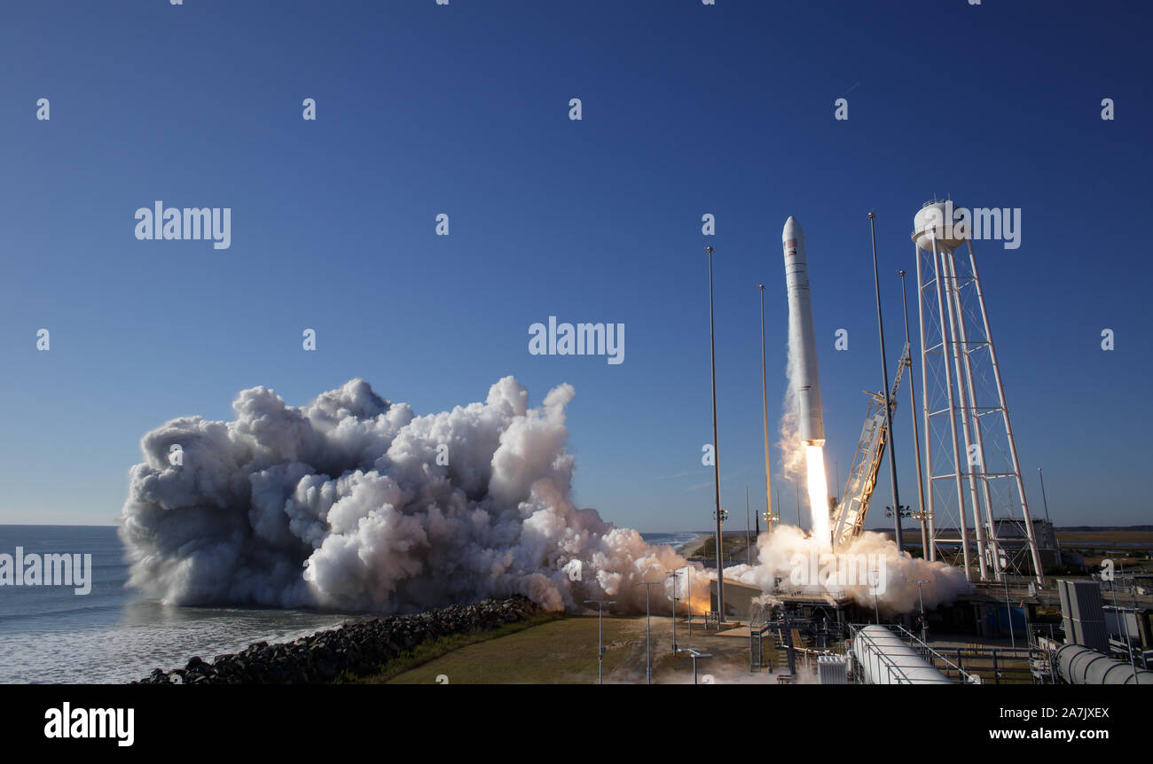 Wallops, États-Unis d'Amérique. 02 novembre, 2019. Le Northrop Grumman Antares fusée, avec ravitaillement à bord de l'engin spatial Cygnus, décolle à partir de la plateforme de lancement-0A au NASA Wallops Flight Facility 2 novembre 2019 en Virginie, Wallops. La mission de ravitaillement en marchandises commerciales offrira 8 200 livres de recherche, de fournitures et de l'équipage du véhicule à la la Station spatiale internationale. Credit : NASA/Bill Ingalls/Alamy Live News Banque D'Images