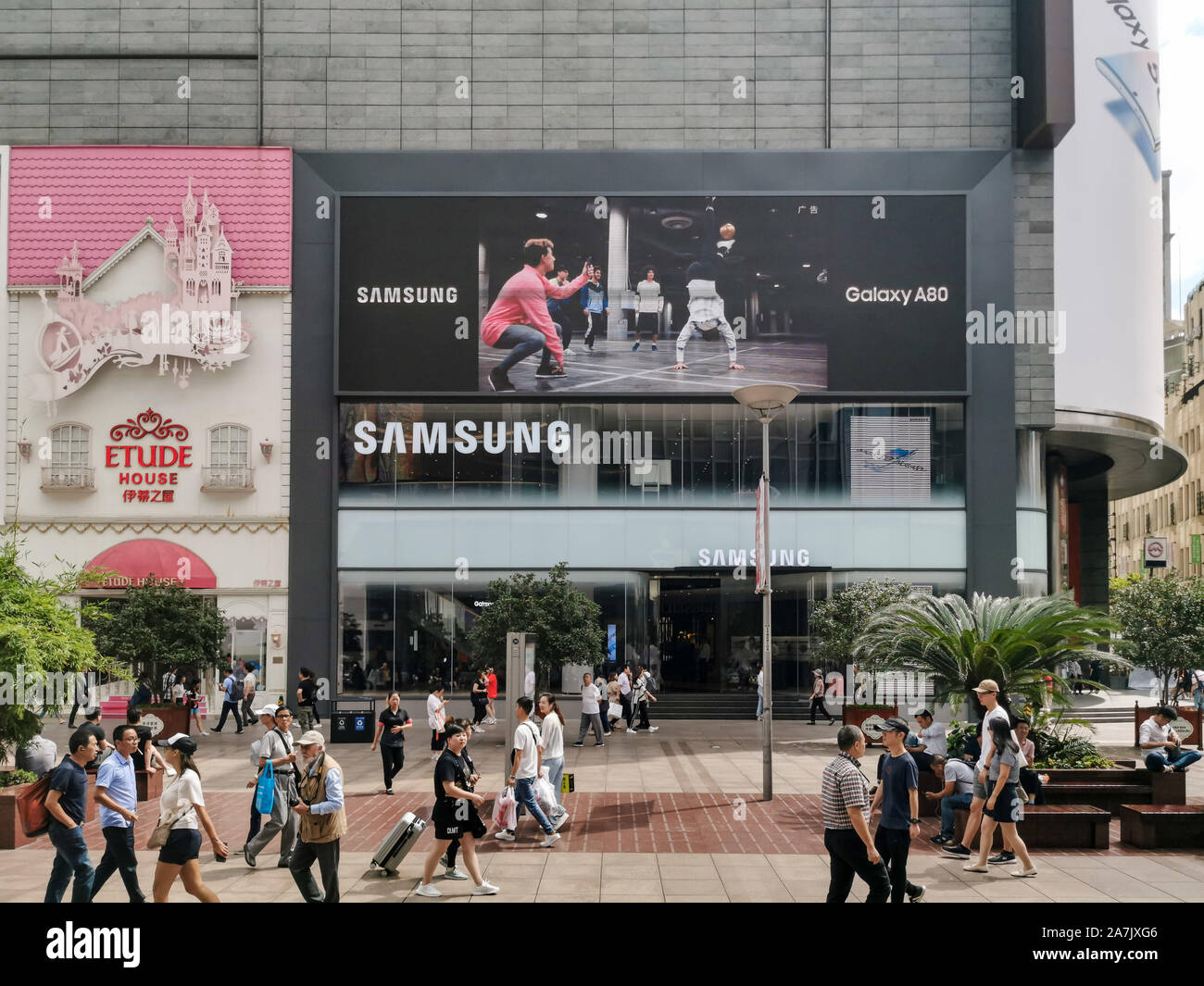 Vue extérieure de la nouvelle Samsung experience store, en face de l'Apple Store et à côté de l'à-être plus gros Huawei magasin phare, à Banque D'Images