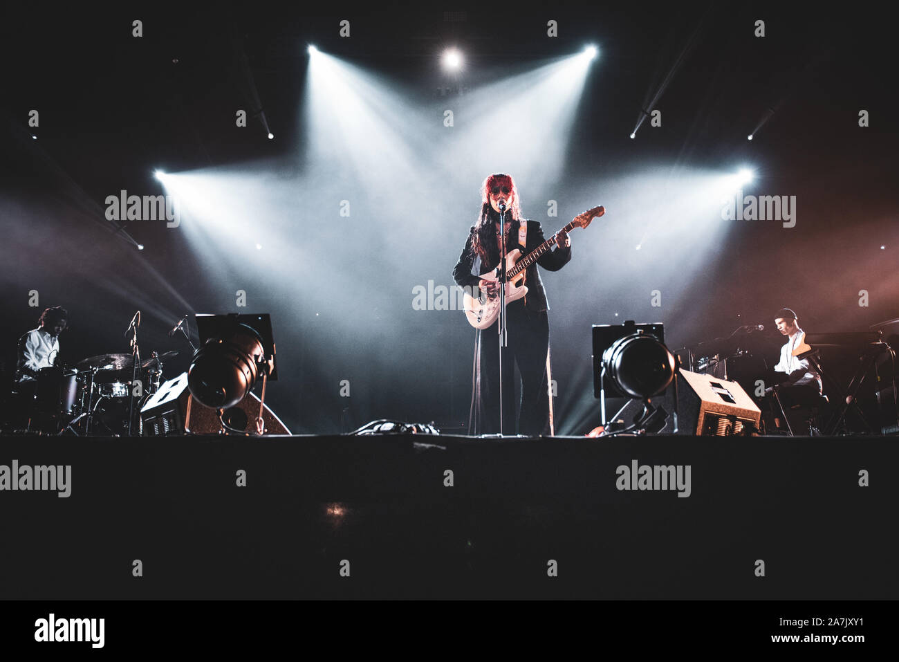 Torino, Italie. 06Th Nov, 2019. Le violoncelliste américain, chanteur et auteur-compositeur (de son vrai nom Lu Kelsey Kelsey McJunkins) spectacle sur scène au Club pour Club Festival 2019 (Photo par Alessandro Bosio/Pacific Press) Credit : Pacific Press Agency/Alamy Live News Banque D'Images