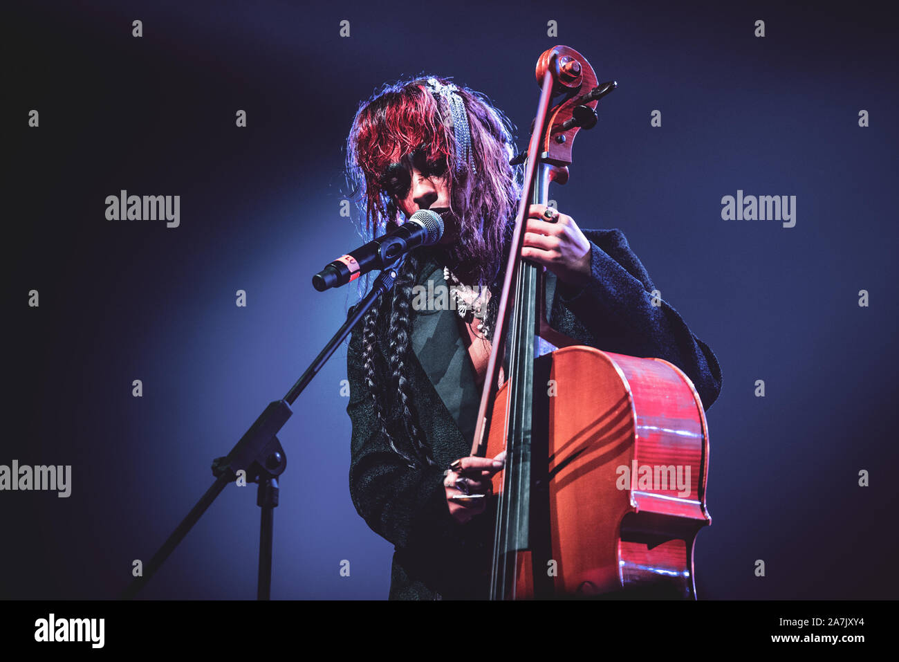 Torino, Italie. 06Th Nov, 2019. Le violoncelliste américain, chanteur et auteur-compositeur (de son vrai nom Lu Kelsey Kelsey McJunkins) spectacle sur scène au Club pour Club Festival 2019 (Photo par Alessandro Bosio/Pacific Press) Credit : Pacific Press Agency/Alamy Live News Banque D'Images