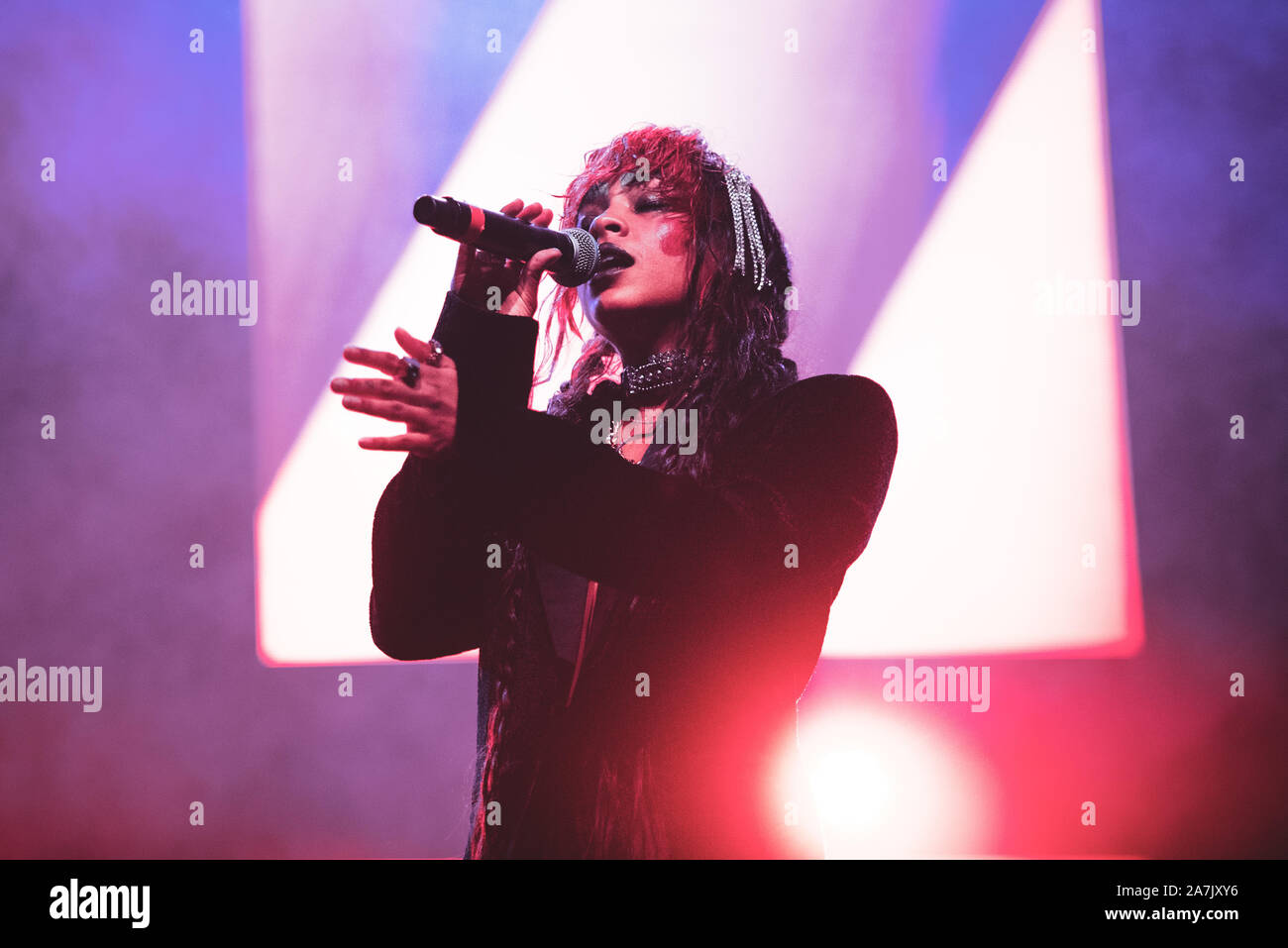 Torino, Italie. 06Th Nov, 2019. Le violoncelliste américain, chanteur et auteur-compositeur (de son vrai nom Lu Kelsey Kelsey McJunkins) spectacle sur scène au Club pour Club Festival 2019 (Photo par Alessandro Bosio/Pacific Press) Credit : Pacific Press Agency/Alamy Live News Banque D'Images