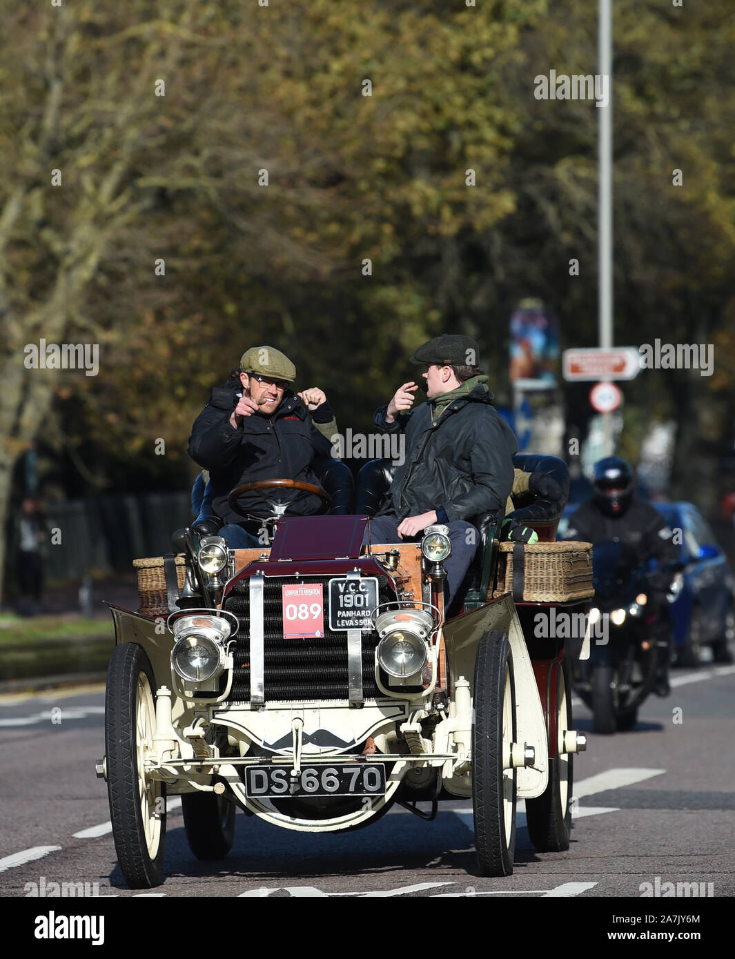 Brighton UK 3 Novembre 2019 - Une approche de 1901 Panhard Levassor la finale de l'Bonhams Londres à Brighton Veteran Car Run. Plus de 400 voitures pré-1905 est parti de Hyde Park Londres tôt ce matin et finir à Brighton's Madeira Drive sur le front du Crédit : Simon Dack / Alamy Live News Banque D'Images