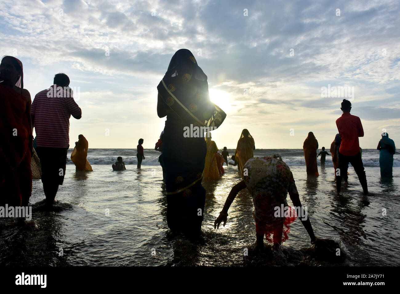 Mumbai, Inde. 02 Nov, 2019. Les dévots hindous indiens offrir des prières au Soleil à l'occasion de Chhath Puja festival à Juhu Beach le 02 novembre, 201 Banque D'Images