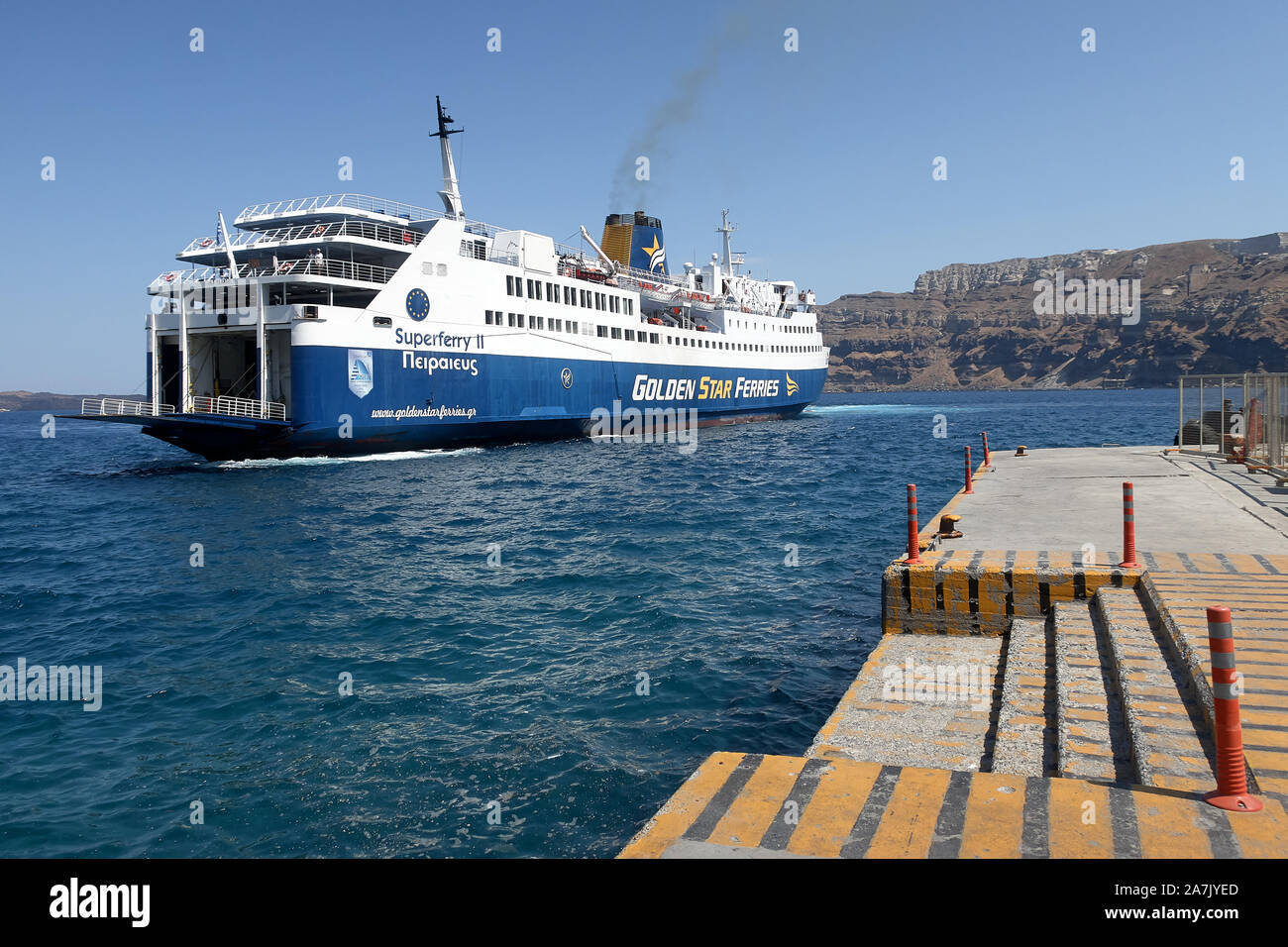 L'île de Santorin, Grèce - Juillet 06, 2019 : Superferry II voile Golden Star la préparation avant d'embarquement à la nouvelle port de Santorin le 6 juillet 20 Banque D'Images