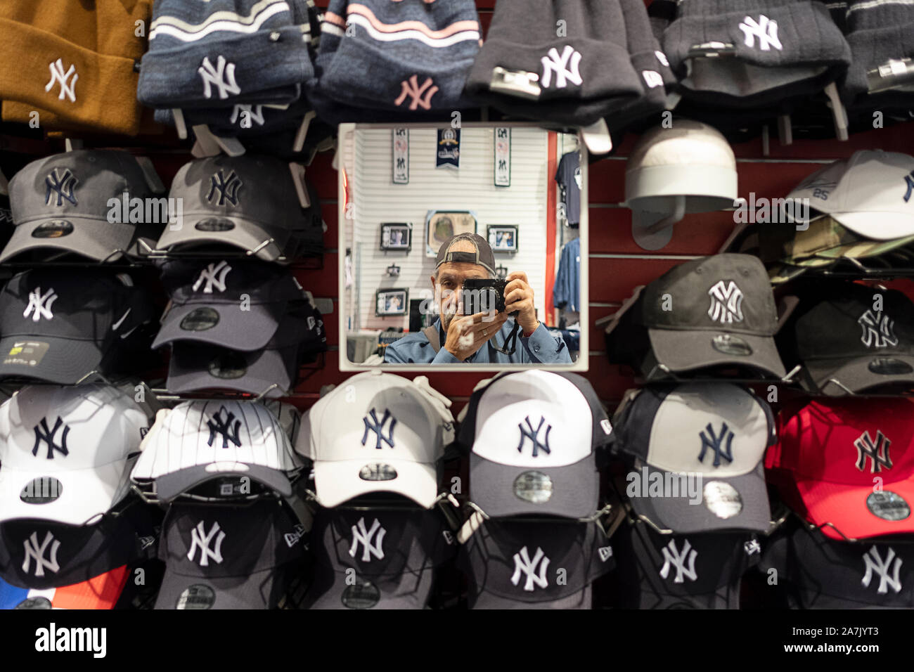 Une ancienne prise à la selfies Boutique les Yankees sur la Cinquième Avenue à Manhattan, New York City. Banque D'Images