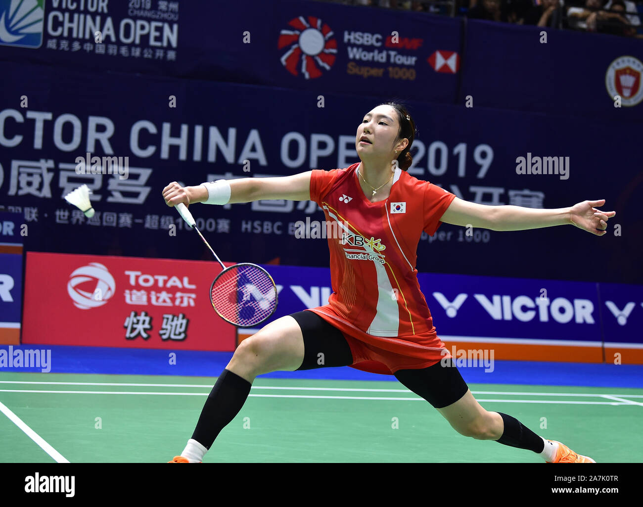 Joueur de badminton professionnel sud-coréen Sung Ji-hyun est en concurrence contre joueur de badminton professionnel chinois Cai Yanyan lors de la première série des femmes" Banque D'Images