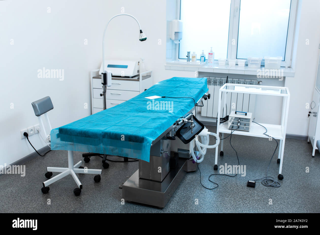 L'intérieur de la salle d'opération à la clinique pour la dépose des grains de beauté et taches de naissance. Banque D'Images