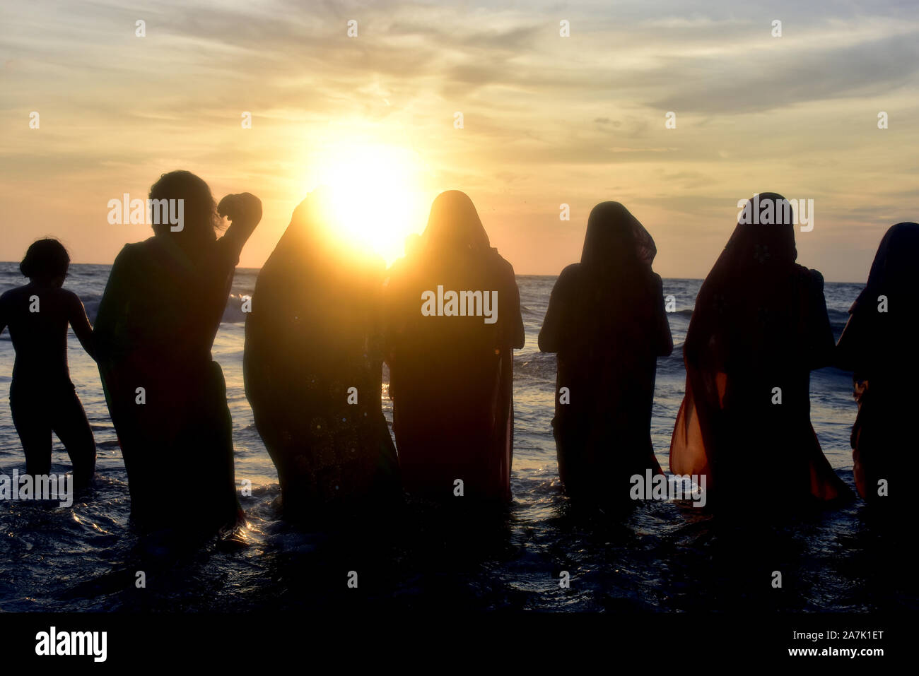 Mumbai, Inde. 02 Nov, 2019. Les dévots hindous indiens offrir des prières au Soleil à l'occasion de Chhath Puja festival à Juhu Beach le 02 novembre, 201 Banque D'Images