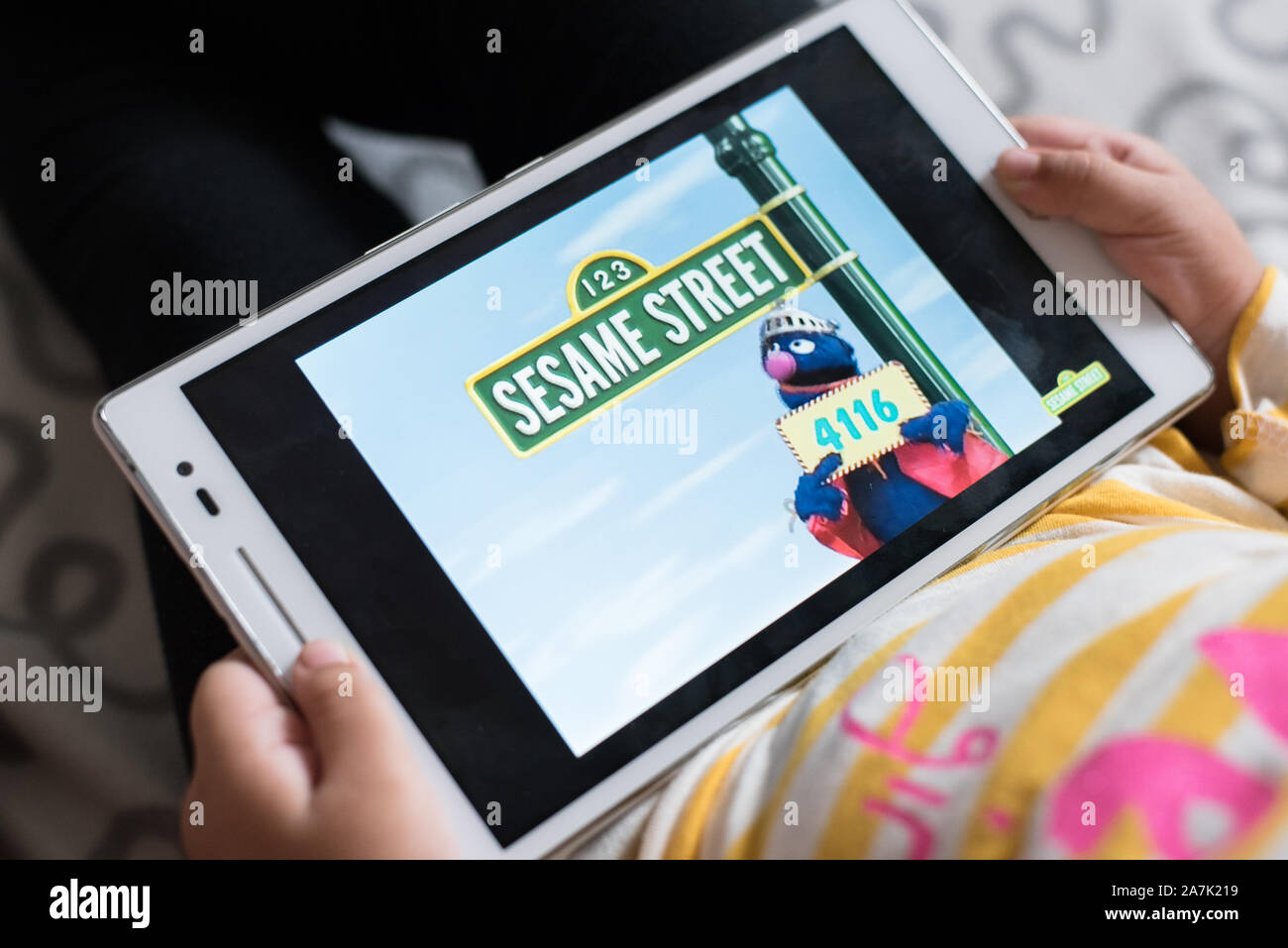 Petaling Jaya, Selangor, Malaisie - 03 novembre 2019 - Petite fille wathing Sesame Street sur une tablette numérique. Sesame Street est un favori de longue date Banque D'Images