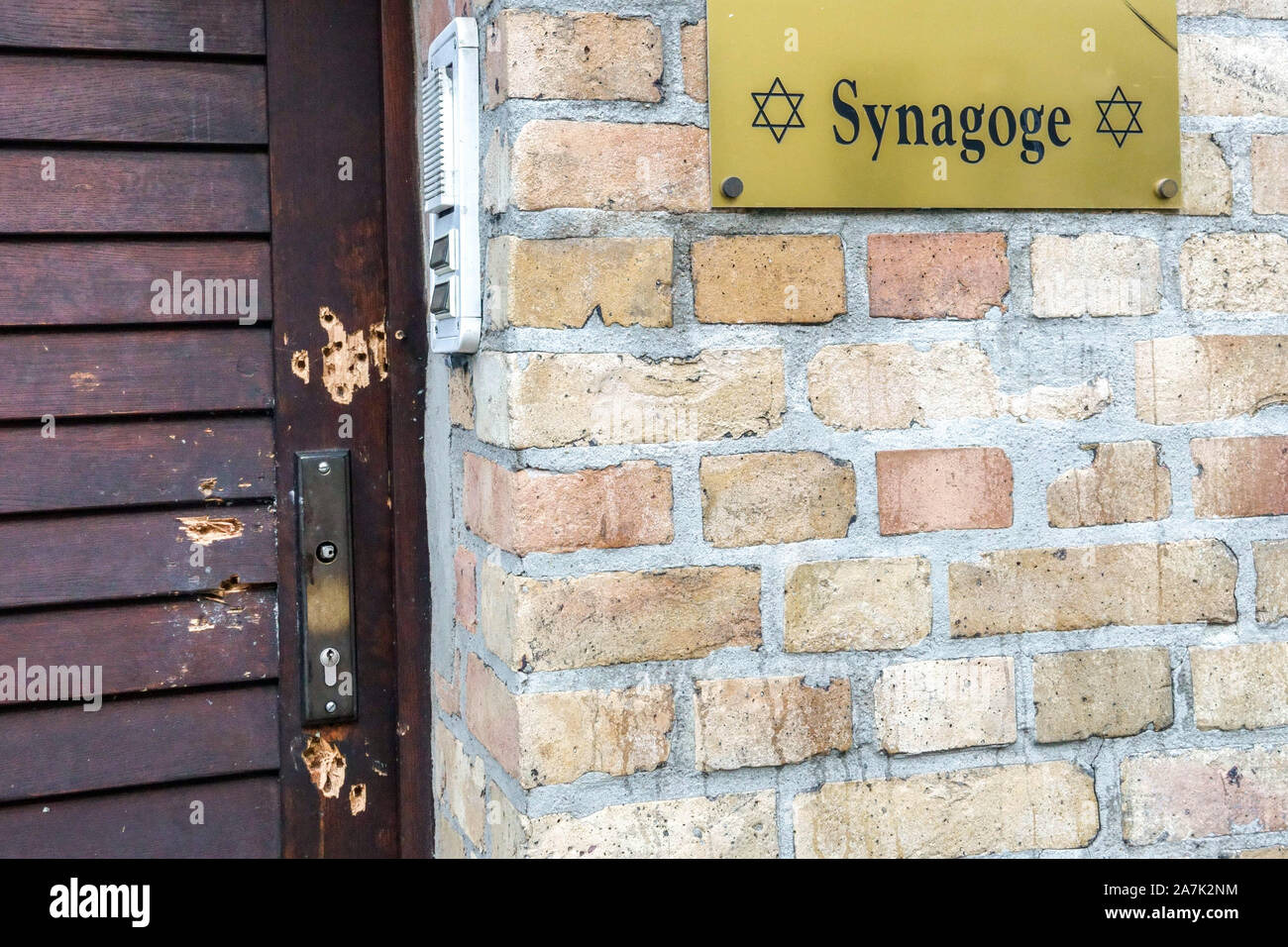 L'Allemagne attaque terroriste, les trous de balles dans la porte de la synagogue Saale, Allemagne Banque D'Images