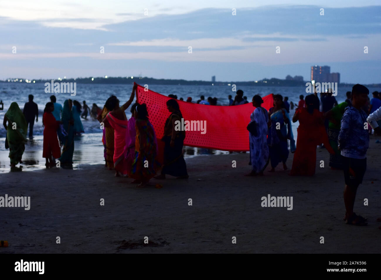 Mumbai, Inde. 02 Nov, 2019. Les dévots hindous indiens prendre part dans les rituels de Chhath Puja festival à Juhu Beach le 02 novembre 2019, à Mumbai. Banque D'Images