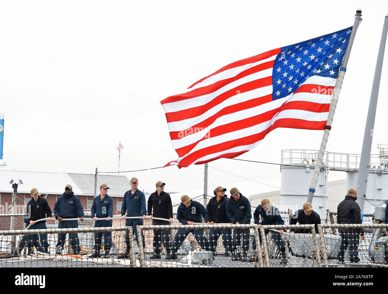 Yokosuka, Japon. 06Th Nov, 2019. Le travail des marins de l'USS John S. McCain (DDG-56) au cours des activités de la flotte de Yokosuka de Yokosuka, Japon, Kanagawa-Prefecture le dimanche 3 novembre 2019. McCain a été en maintenance depuis la mi-décembre de 2017 après un 21 août 2017, collision entre le navire et le chimiquier Alnic MC qui ont entraîné la mort de 10 marins. Photo par Keizo MORI/UPI UPI : Crédit/Alamy Live News Banque D'Images