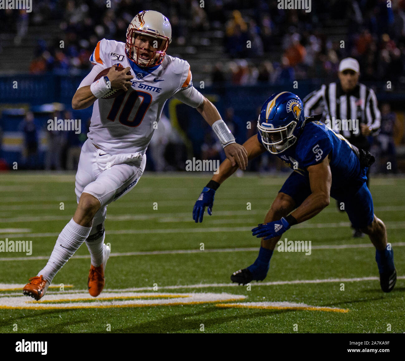 CEFCU Stadium San Jose, CA. 09Th Nov, 2019. San Jose, CA Boise State quarterback Cordon Chase (10) s'exécute avec la balle et a marqué un touché au cours de la NCAA Football match entre Boise State Broncos et la San Jose State Spartans 52-42 gagner au stade CEFCU San Jose, CA. James Thurman/CSM/Alamy Live News Banque D'Images