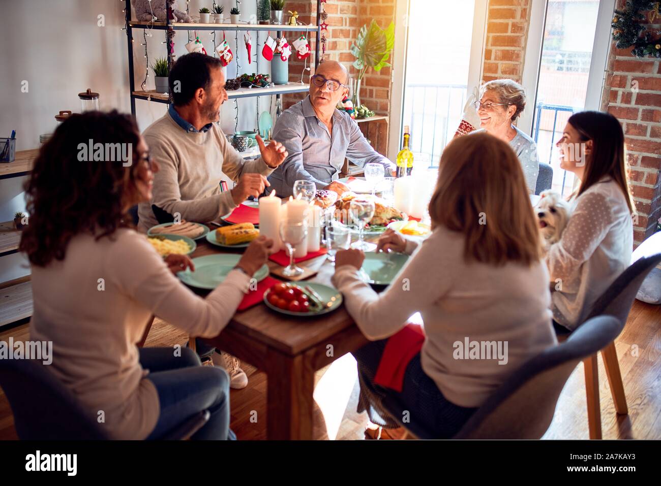 La famille et les amis des repas maison pour célébrer la veille de Noël