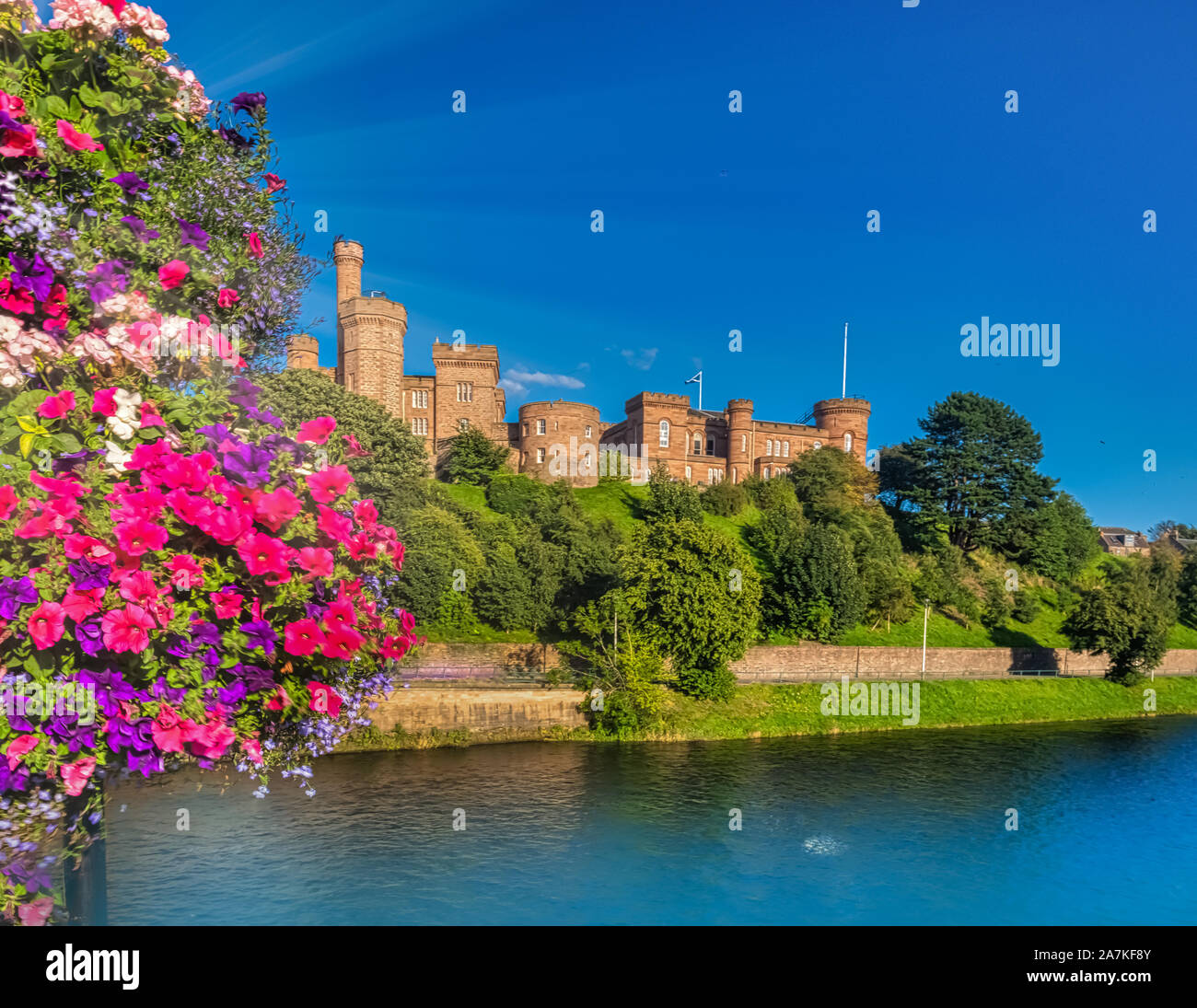 Le Château d'Inverness assis sur une falaise surplombant la rivière Ness à Inverness, Highlands d'Ecosse. Banque D'Images