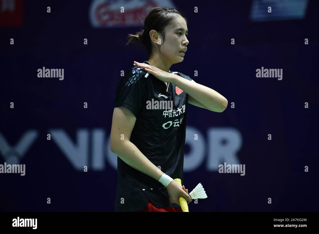 Joueur de badminton professionnel chinois Cai Yanyan rivalise contre joueur de badminton professionnel sud-coréen Sung Ji-hyun à la première ronde des femmes" Banque D'Images
