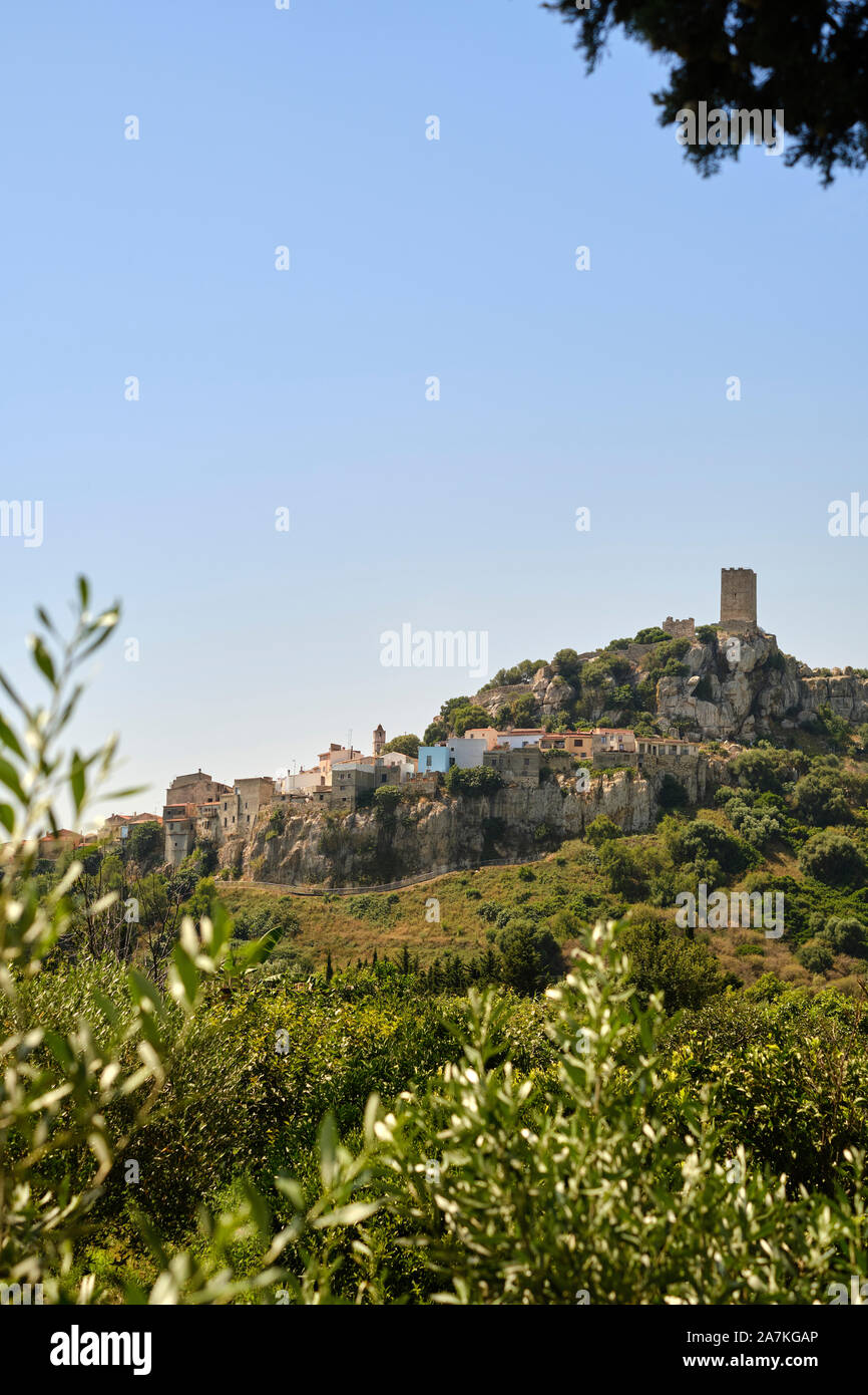 Castello della Fava et la vieille ville de Posada, au sommet d'une colline En Nuoro Sardaigne Italie Europe - Sardaigne paysage de ville au sommet d'une colline Banque D'Images