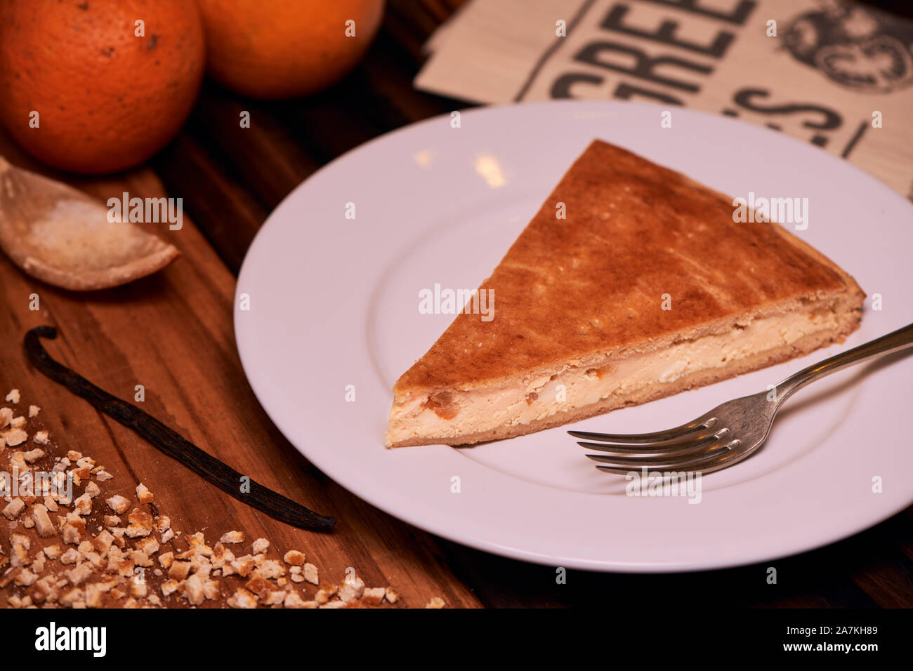 Portion de gâteau au fromage ricotta italienne faite maison avec des écorces d'orange confites hachées sur fond de bois. Recette italienne. Banque D'Images