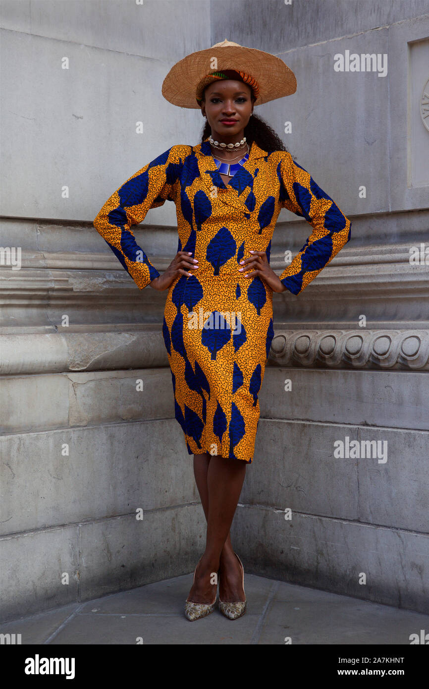 Londres, Royaume-Uni Africa Fashion Week 2019. Les adeptes de la mode et les modèles posent pour la caméra dans et autour de Freemasons Hall à Holborn, Londres. Banque D'Images